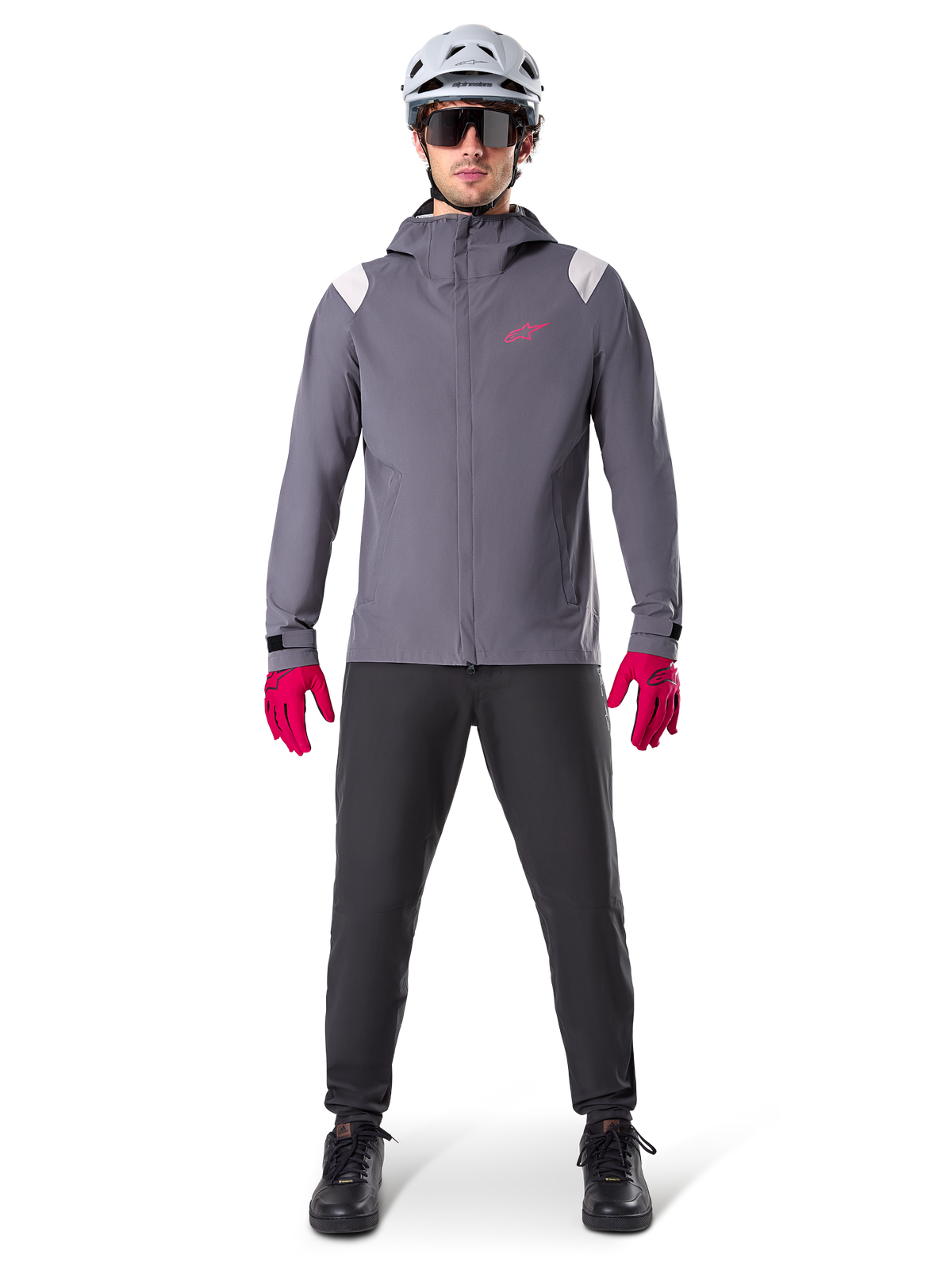 Alpinestars A-Dura Rain Jacket, kurtka MTB, ciemnoszara z różowym logo, zestaw z szarym kaskiem MTB i jaskraworóżowymi rękawiczkami, ochronna 2,5-warstwowa membrana na deszczową pogodę