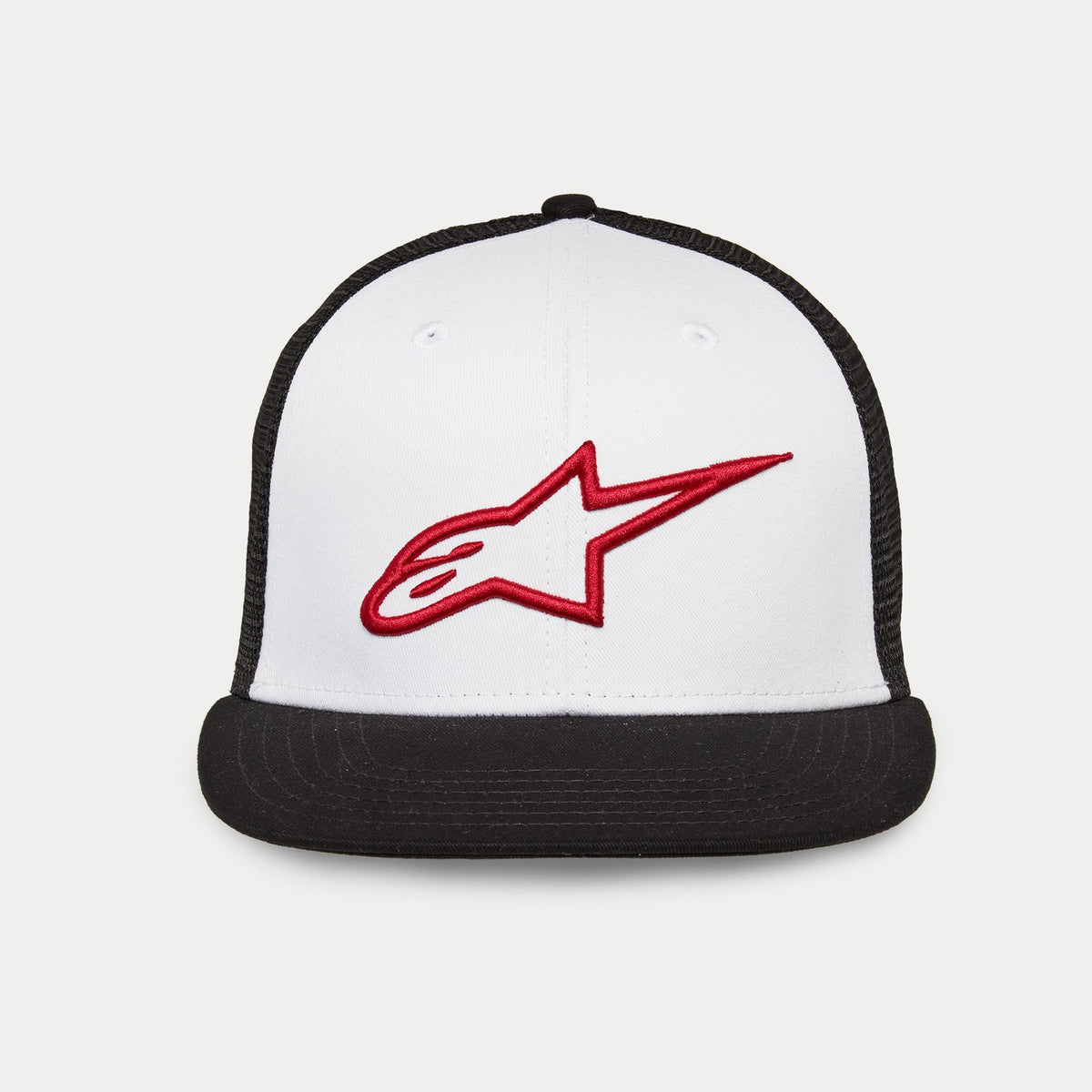Alpinestars Corp Trucker Hat, czapka typu trucker z płaskim daszkiem i usztywnianą koroną, biały panel przedni z czarną siateczką i czarnym daszkiem, czerwone haftowane logo Alpinestars 3D, codzienne nakrycie głowy w stylu motorsport