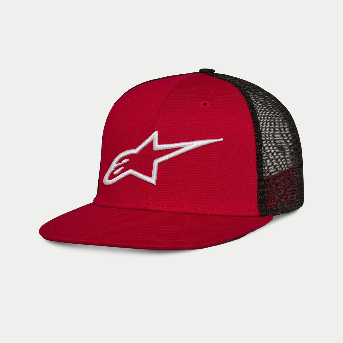 Alpinestars Corp Trucker Hat, czerwono-czarna czapka typu trucker z płaskim daszkiem, czerwony przód z twillu i czarny tył z siateczki, białe haftowane logo 3D, casualowy styl streetwearowy