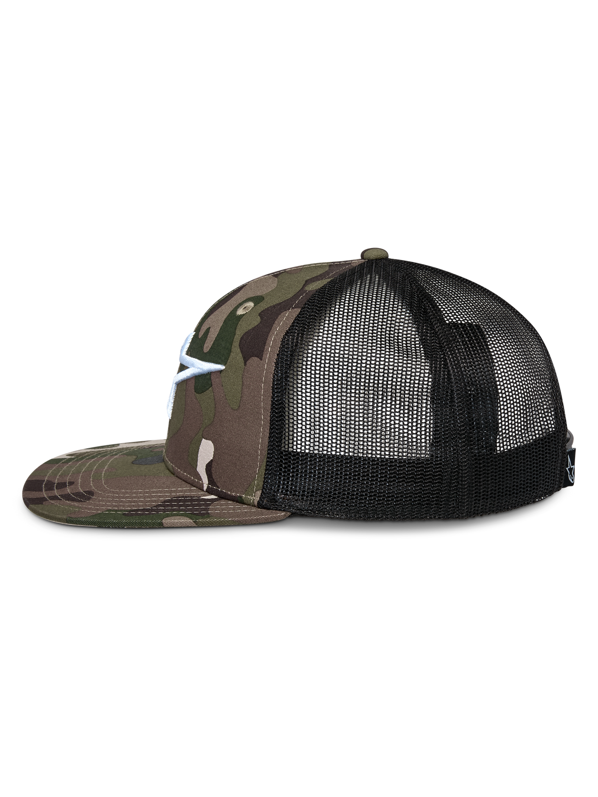 Alpinestars Corp Trucker Hat, profil boczny, przód z tkaniny twill i płaski daszek w zielonym kamuflażu moro, czarny tył z siateczki, białe haftowane logo Astars, casualowy styl motorsportowy