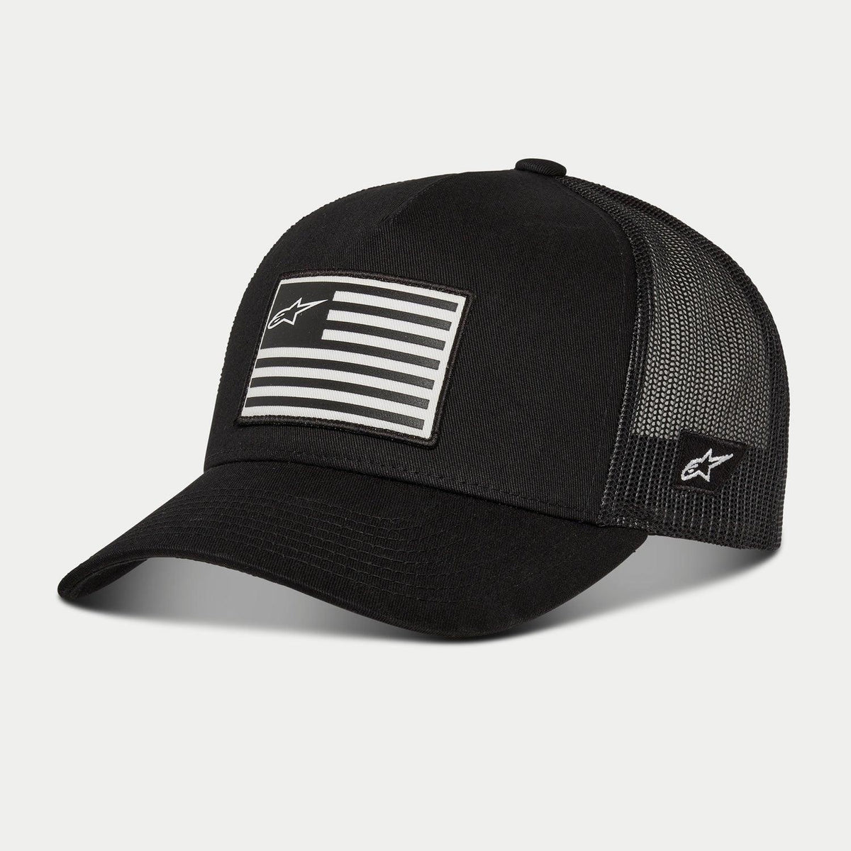Alpinestars Flag Snapback Hat, czarna czapka bejsbolówka z siateczką z tyłu i zakrzywionym daszkiem, z przodu nadrukowana naszywka z flagą i logo Alpinestars, z boku haftowane logo, codzienne nakrycie głowy inspirowane sportami motorowymi