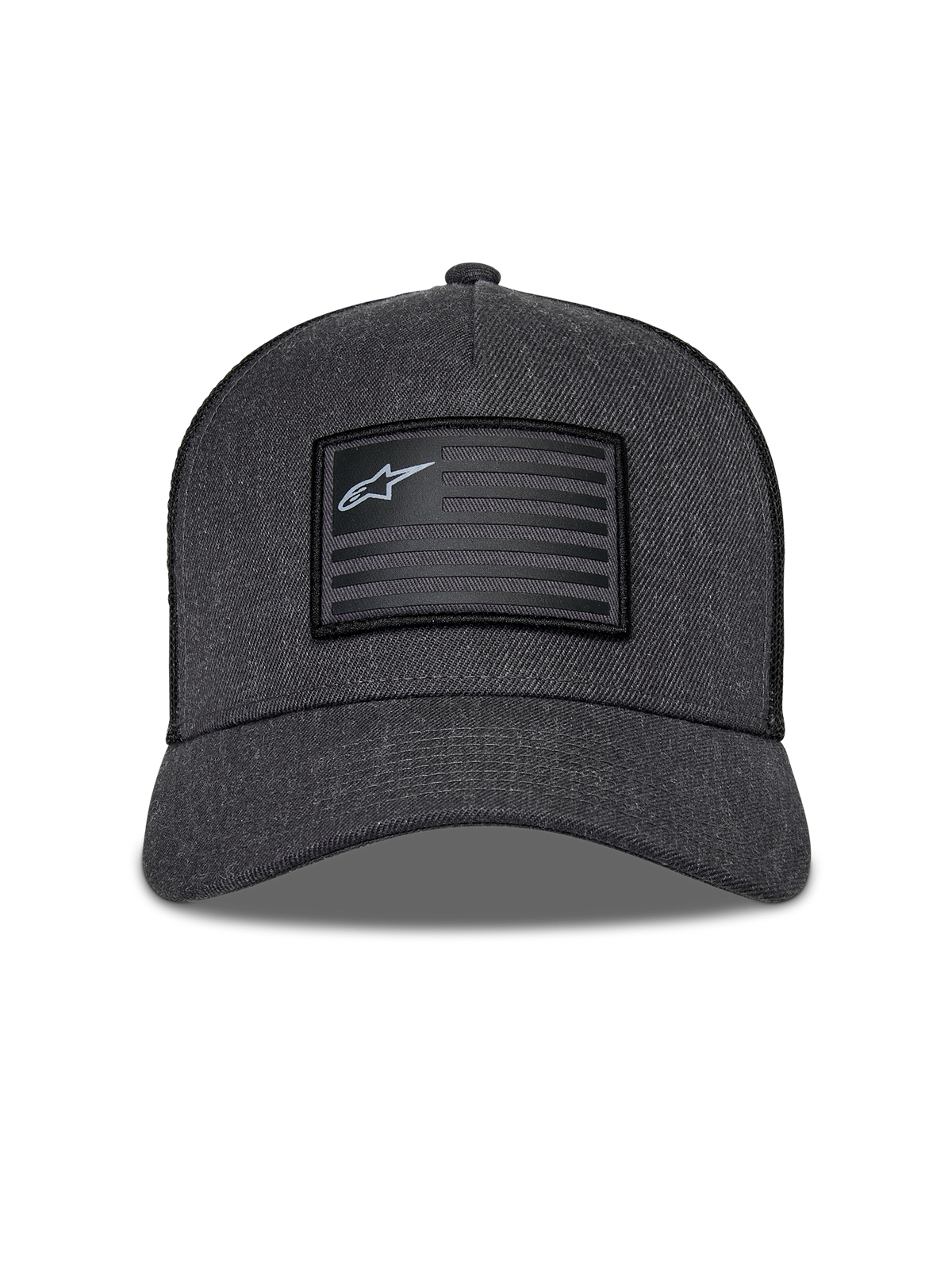 Alpinestars Flag Snapback Hat, ciemnoszary melanż i czarny, widok z przodu z usztywnioną koroną i zakrzywionym daszkiem, prostokątna naszywka w stylu flagi z logo Alpinestars i pasami, codzienna odzież uliczna w stylu motorsport
