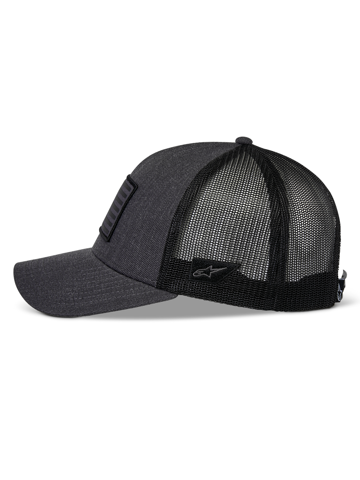 Alpinestars Flag Snapback Hat, ciemnoszary melanż i czarny, widok z profilu, zakrzywiony daszek z usztywnioną koroną, przód z tkaniny twill i tył z czarnej siatki poliestrowej, mała naszywka z logo Astars z boku, codzienne nakrycie głowy w stylu sportów motorowych