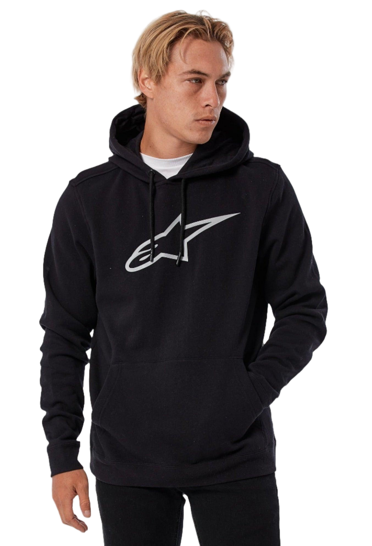 Mężczyzna w bluzie z kapturem Alpinestars Ageless V3, czarna z dużym szarym konturowym logo Astars na klatce piersiowej, casualowy styl streetwear z kapturem ściąganym sznurkiem i kieszenią kangurką, wygodna odzież lifestyle
