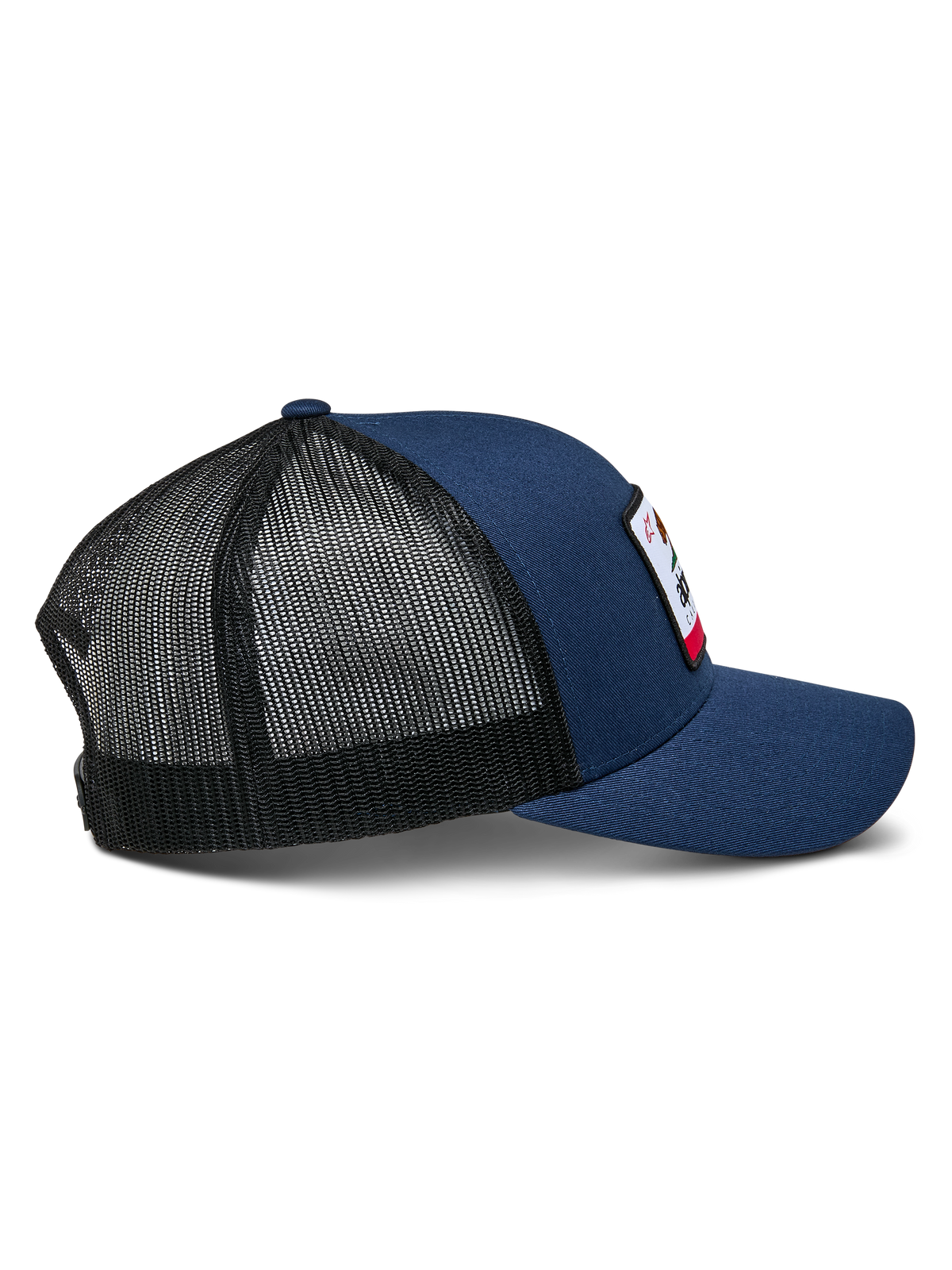 Czapka Alpinestars Cali 2.0, granatowa z czarną siateczką, widok z profilu, usztywniona czapka typu trucker z zakrzywionym daszkiem i przodem z tkaniny twill, oddychający tył z poliestrowej siatki, codzienne nakrycie głowy w stylu motorsport