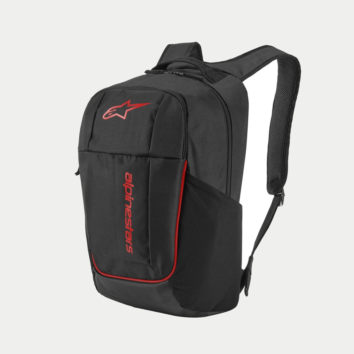 Alpinestars GFX V2 Backpack, czarno-czerwony, średniej wielkości plecak sportowy z czerwonym logo Astars i pionowym napisem marki, boczna kieszeń z siatki na butelkę oraz wyściełane paski na ramiona z siatki air-mesh