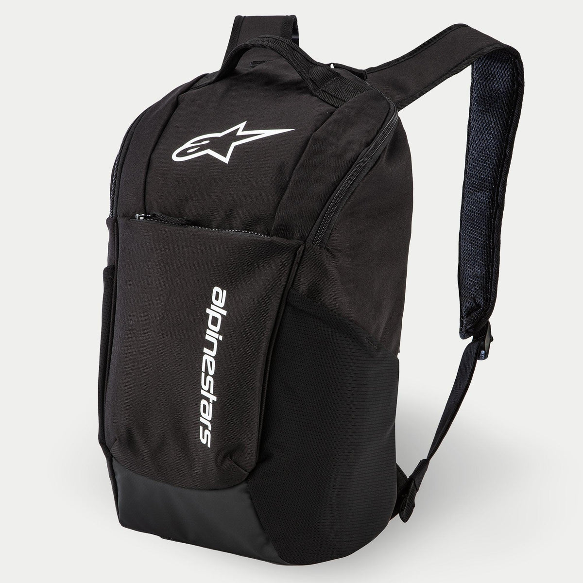 Plecak Alpinestars Defcon V2, plecak na co dzień, czarny, z białym nadrukowanym logo i pionowym napisem Alpinestars, przednia kieszeń na zamek, boczne kieszenie z siateczki i wyściełane paski na ramiona z siateczki airmesh, wytrzymała konstrukcja z poliestru 600D