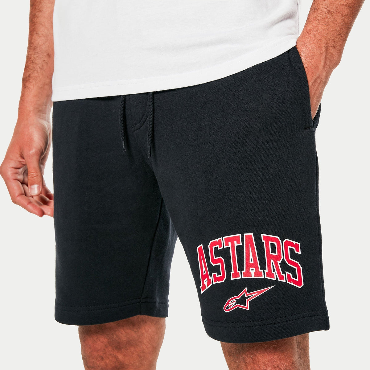 Alpinestars Dunker Short, czarne spodenki treningowe z polaru, czerwony liniowy nadruk 'ASTARS' i białe logo gwiazdy na lewej nogawce, elastyczny pas ze sznurkiem, kieszenie boczne