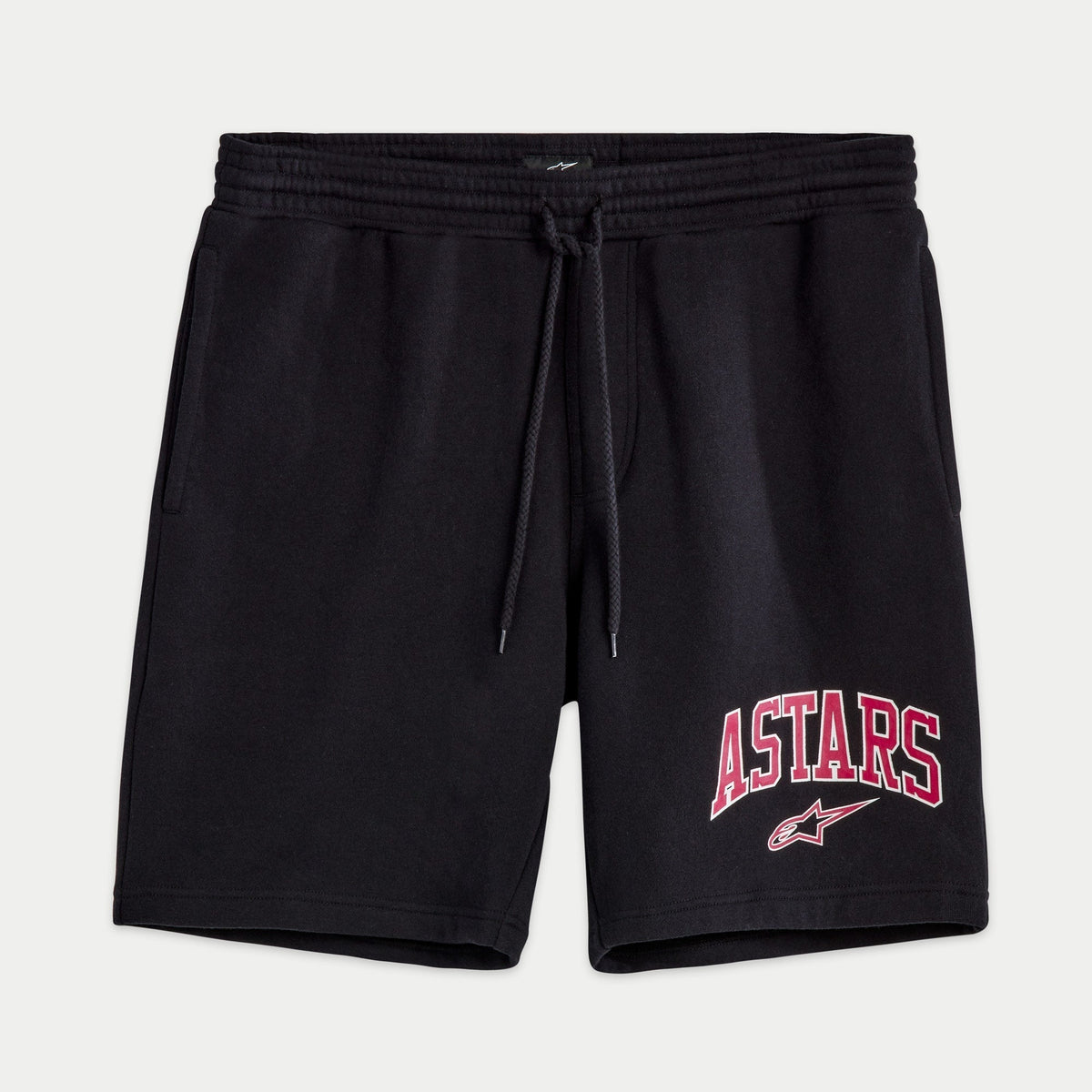 Alpinestars Dunker Short, czarne krótkie spodenki treningowe z polaru, czerwony nadruk „ASTARS” w stylu uczelnianym oraz logo gwiazdy na lewej nogawce, elastyczny pas ze sznurkiem