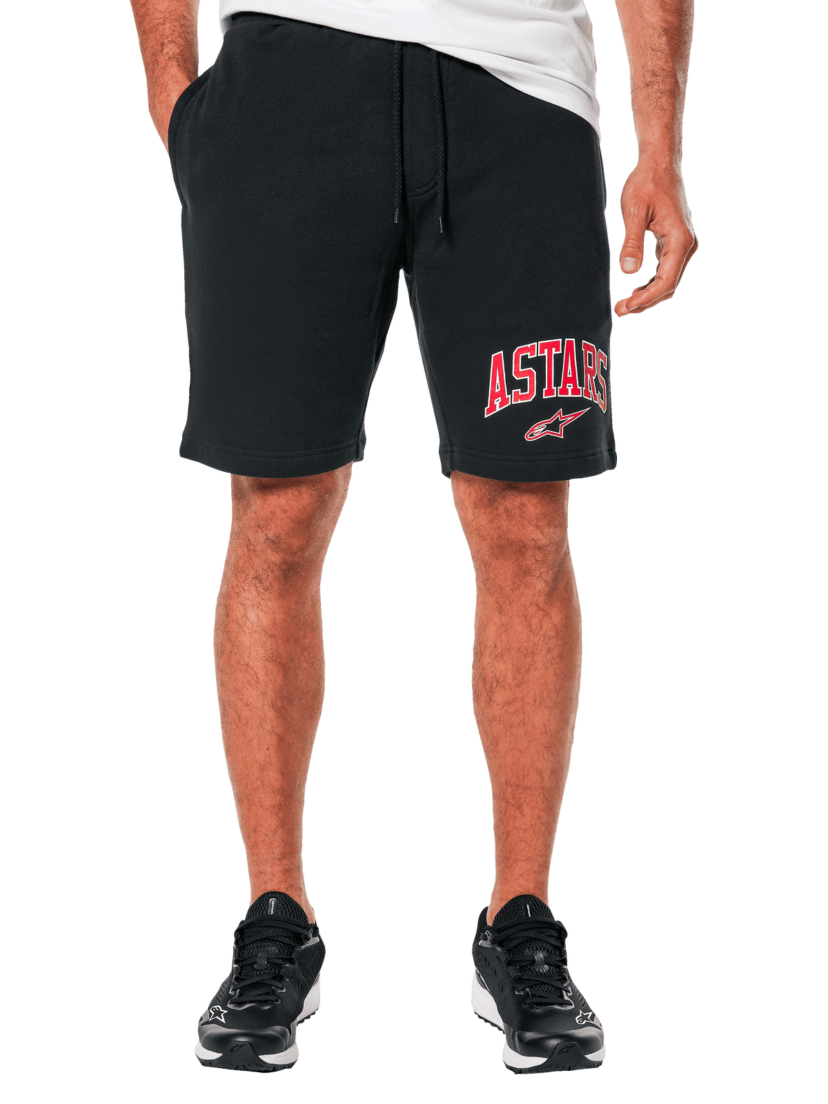 Alpinestars Dunker Short, czarne krótkie spodenki treningowe z polaru, czerwony liniowy nadruk loga „ASTARS” na udzie, elastyczny pas ze sznurkiem, kieszenie boczne