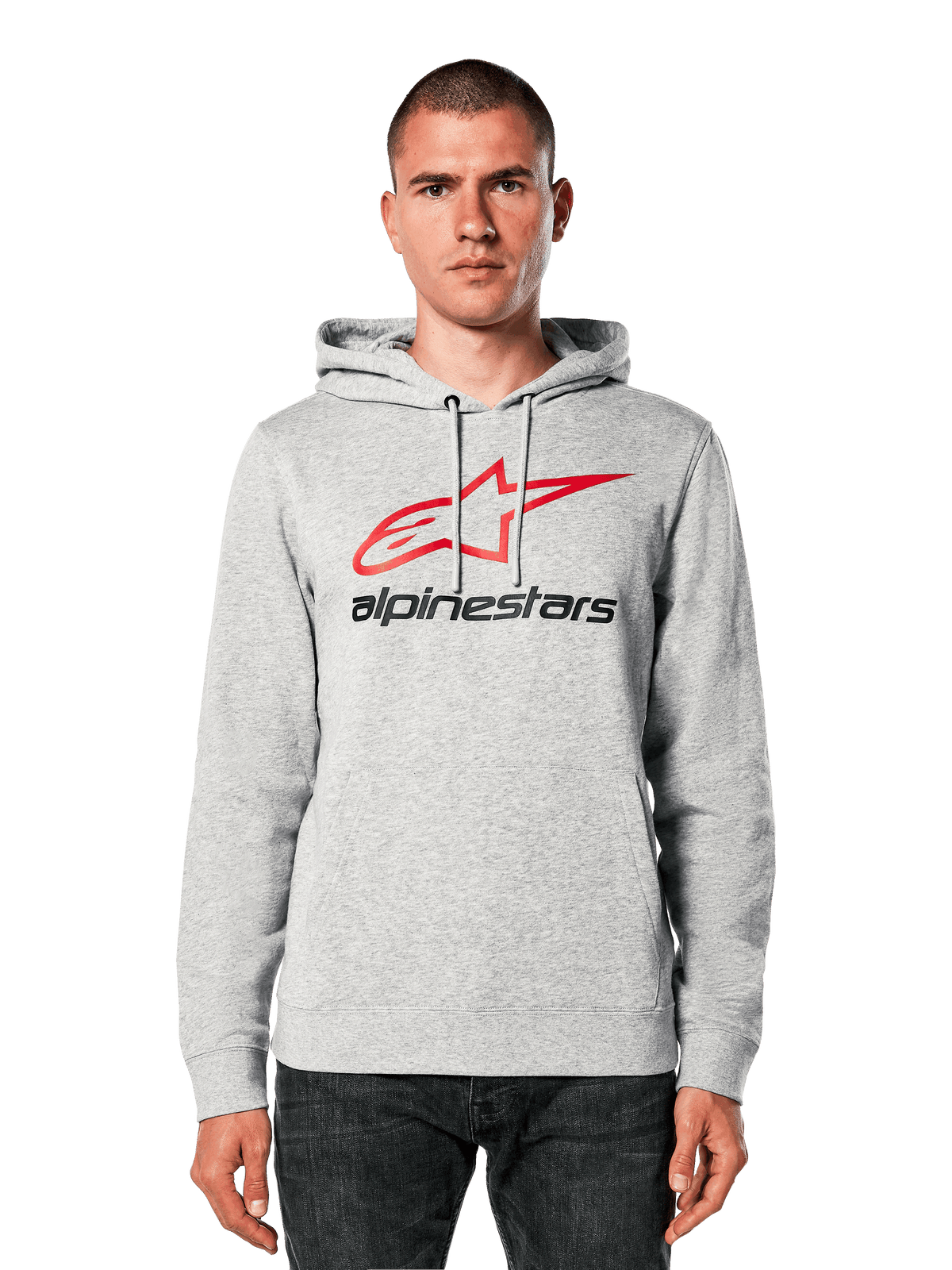 Alpinestars Always V3 Hoodie, jasnoszary melanż z czerwono-czarnym logo z gwiazdą, prezentowana przez modela, styl casual streetwear, kaptur ze sznurkami, przednia kieszeń kangurka, design inspirowany dziedzictwem sportów motorowych