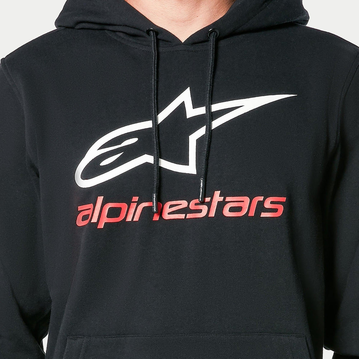 Alpinestars Always V3 Hoodie, czarna bluza z kapturem typu pullover, białe logo gwiazdy i czerwony napis alpinestars na piersi, czarne sznurki z powlekanymi końcówkami, codzienna odzież uliczna inspirowana motorsportem