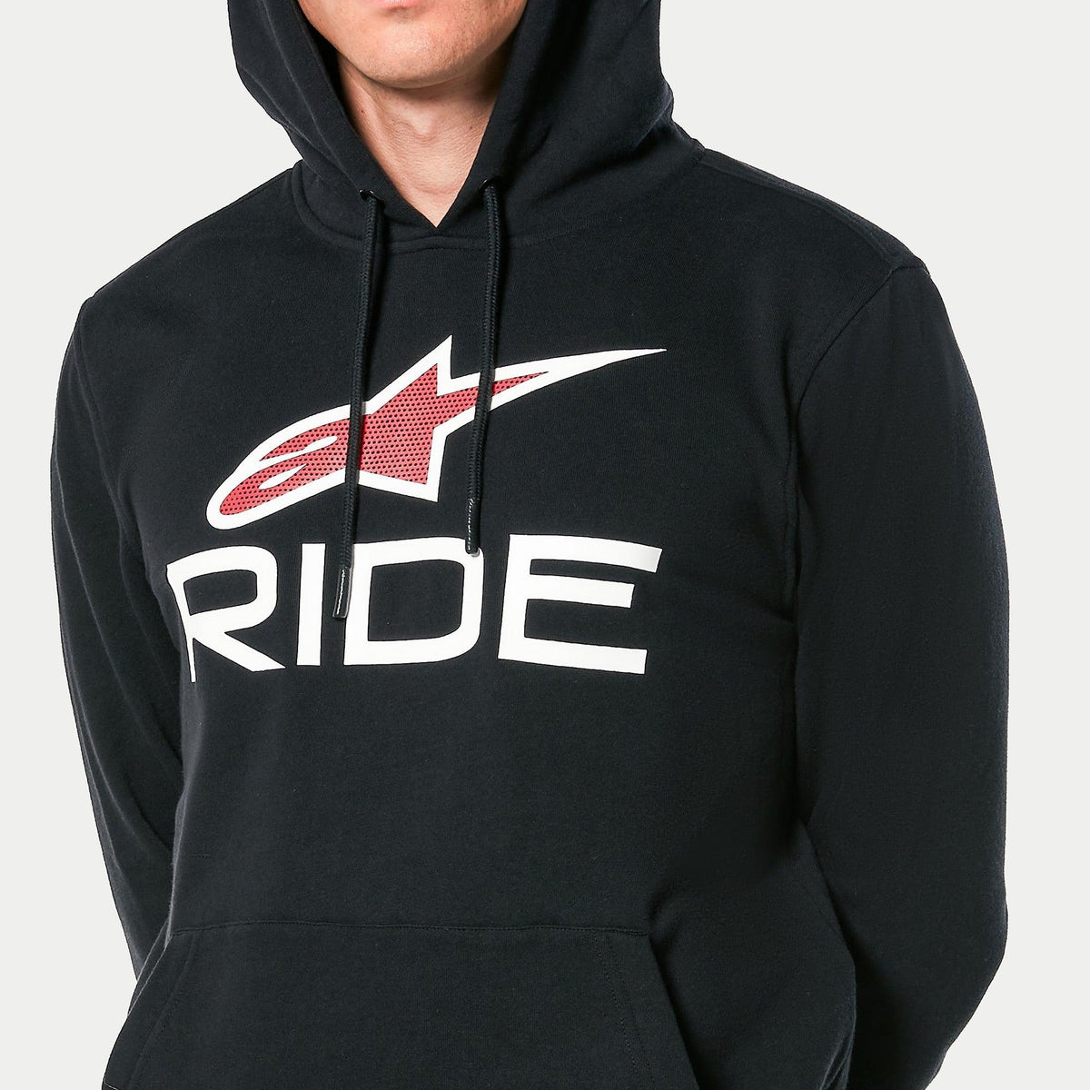 Alpinestars Ride 4.0 Hoodie, czarna polarowa bluza z kapturem, biały napis „RIDE” i czerwone logo Alpinestars z perforowanym nadrukiem na piersi, codzienna odzież motorsportowa, kaptur ze sznurkiem
