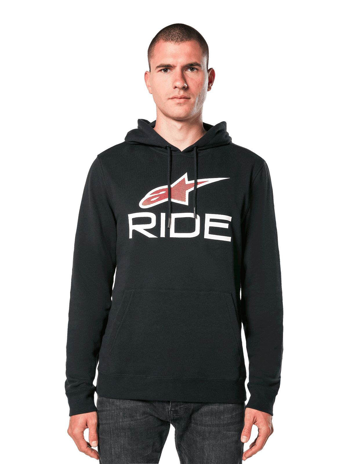 Alpinestars Ride 4.0 Hoodie, czarna bluza z kapturem, czerwono-białe logo gwiazdy i napis RIDE, polarowa bluza z kieszenią kangurka i regulowanym kapturem, codzienna odzież inspirowana motorsportem