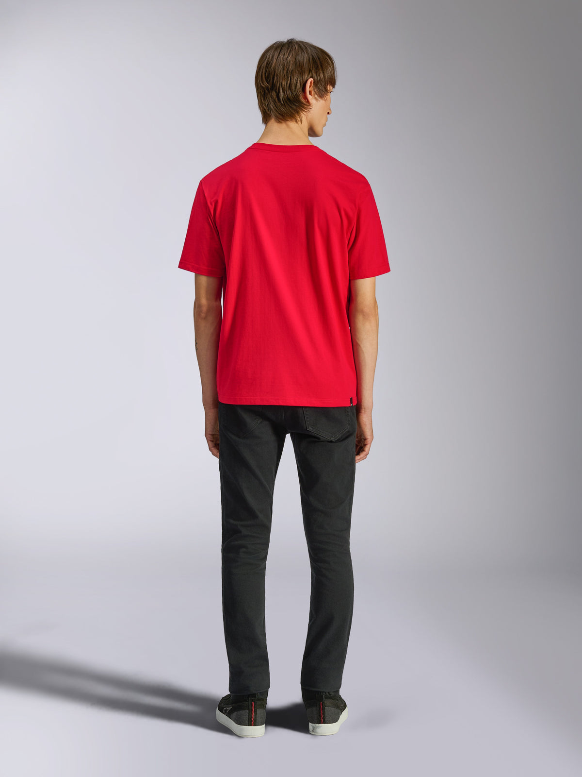 Alpinestars Ageless Shadow CSF Tee, koszulka z krótkim rękawem, czerwona, widok z tyłu na modelu w czarnych spodniach, codzienna odzież uliczna w stylu motorsport