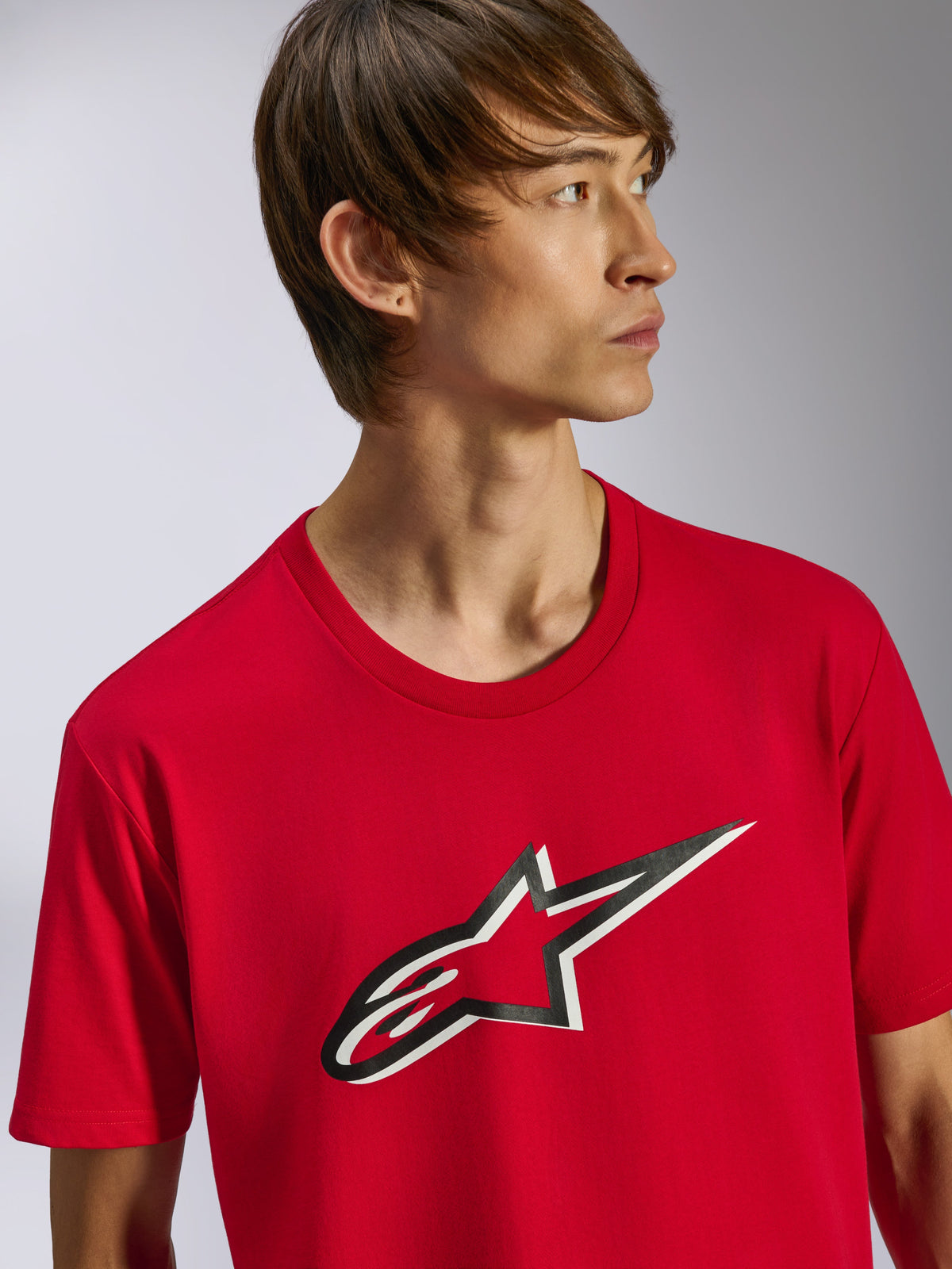 Alpinestars Ageless Shadow CSF Tee, t-shirt z krótkim rękawem, czerwony, z logo Ageless z przodu z czarno-białym efektem cienia, noszony przez modela, casualowa odzież typu motorsport streetwear