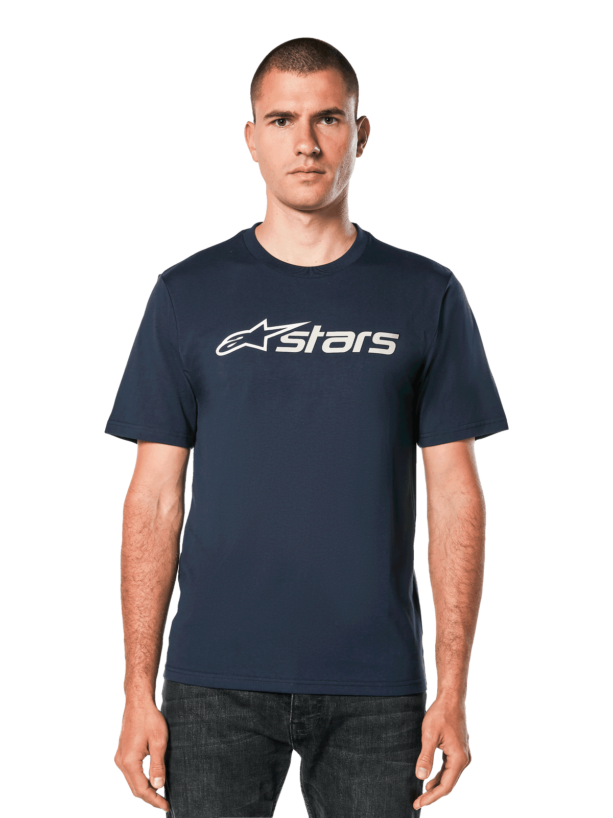 Alpinestars Blaze 2.0 CSF Tee, granatowa koszulka z krótkim rękawem z białą grafiką logo Astars, noszona przez mężczyznę w ciemnych jeansach, casualowa odzież motorsport lifestyle