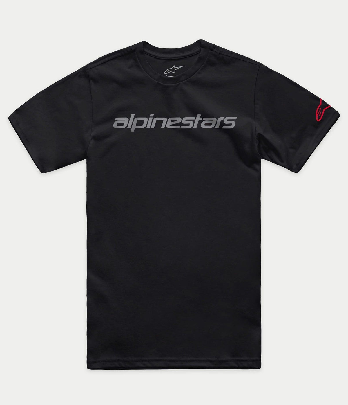 Alpinestars Linear Wordmark 2.0 CSF Tee, czarna koszulka z krótkim rękawem, szary linearny logotyp z przodu i czerwone logo Ageless na rękawie, sportowa odzież codzienna