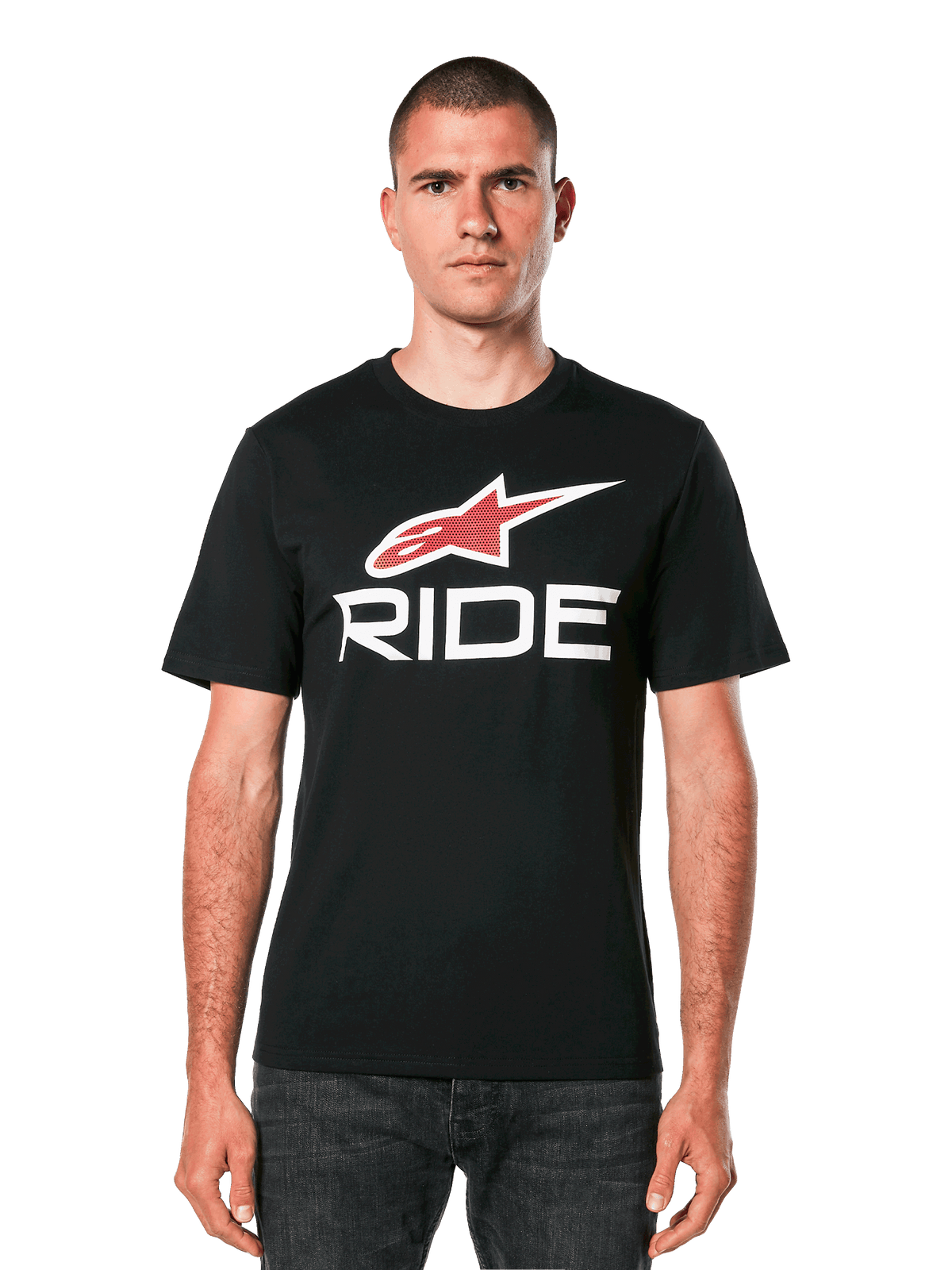 Alpinestars Ride 4.0 CSF Tee, czarna koszulka z krótkim rękawem, czerwone logo gwiazdy i biały napis graficzny RIDE, męska casualowa odzież motorsportowa