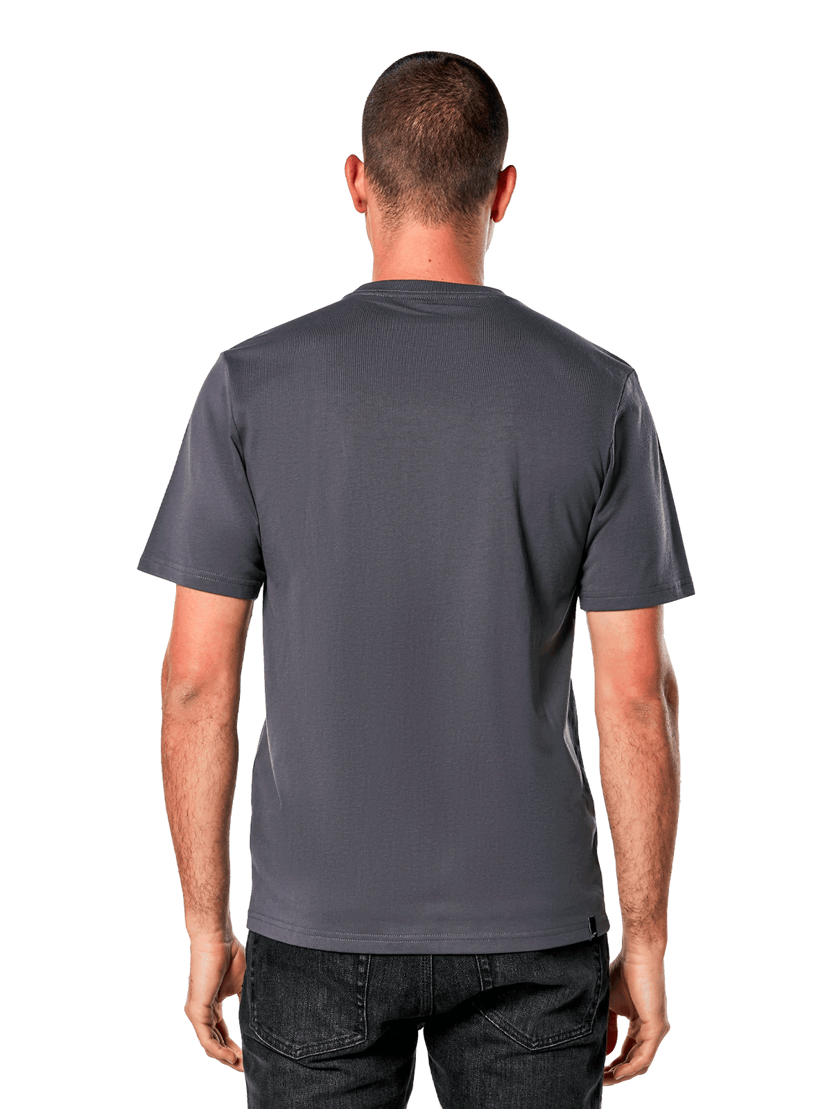 Alpinestars Ride 4.0 CSF Tee, widok z tyłu, T-shirt z krótkim rękawem, grafitowy, gładki tył o kroju cut-and-sew, noszony z czarnymi dżinsami, codzienna odzież uliczna inspirowana motorsportem