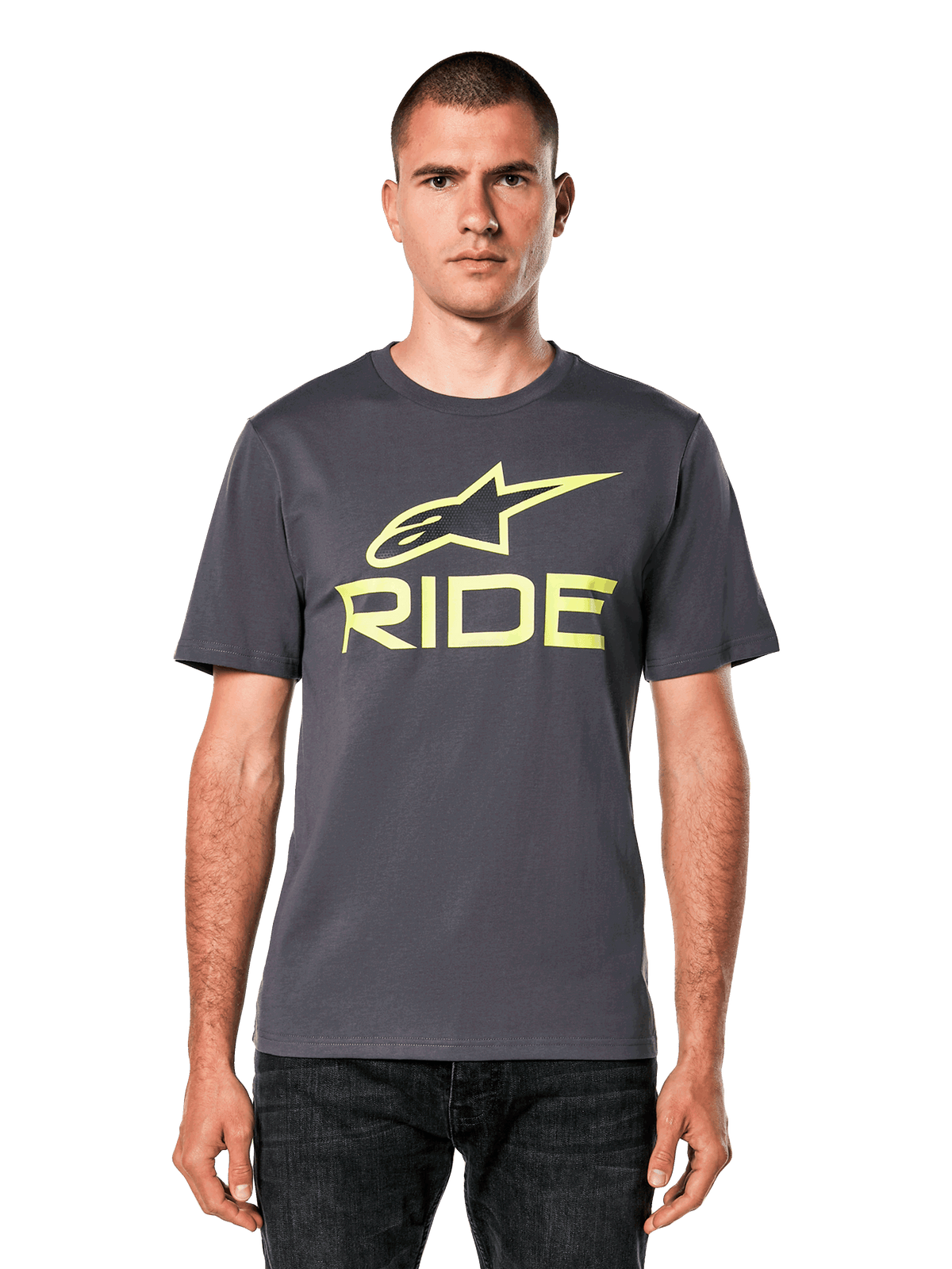 Alpinestars Ride 4.0 CSF Tee, t-shirt z krótkim rękawem, ciemnoszary z limonkowym logo Astars i napisem Ride, codzienna odzież motorsport streetwear, prezentowana na modelu w ciemnych jeansach na białym tle
