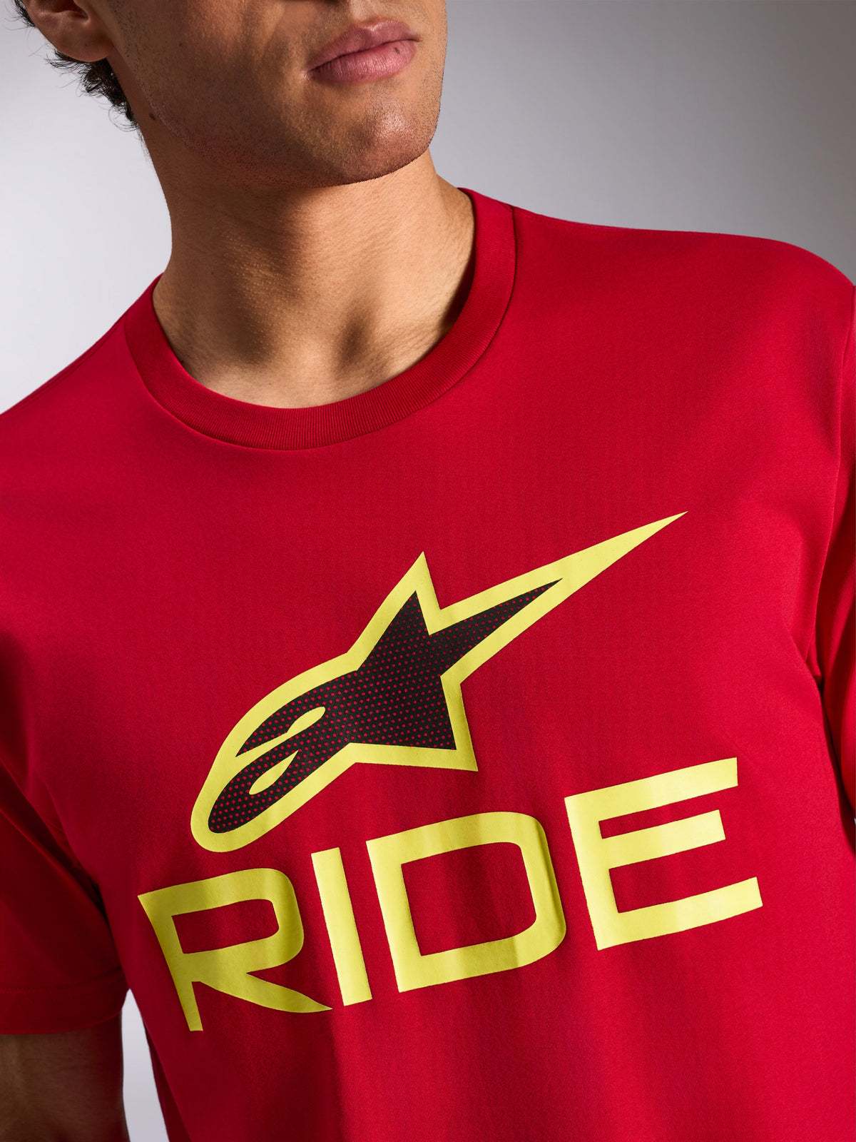 Alpinestars Ride 4.0 CSF Tee, czerwona koszulka z krótkim rękawem, logo na przodzie z czarnym i jaskrawożółtym symbolem Astars oraz żółtym napisem RIDE, sportowa odzież codzienna