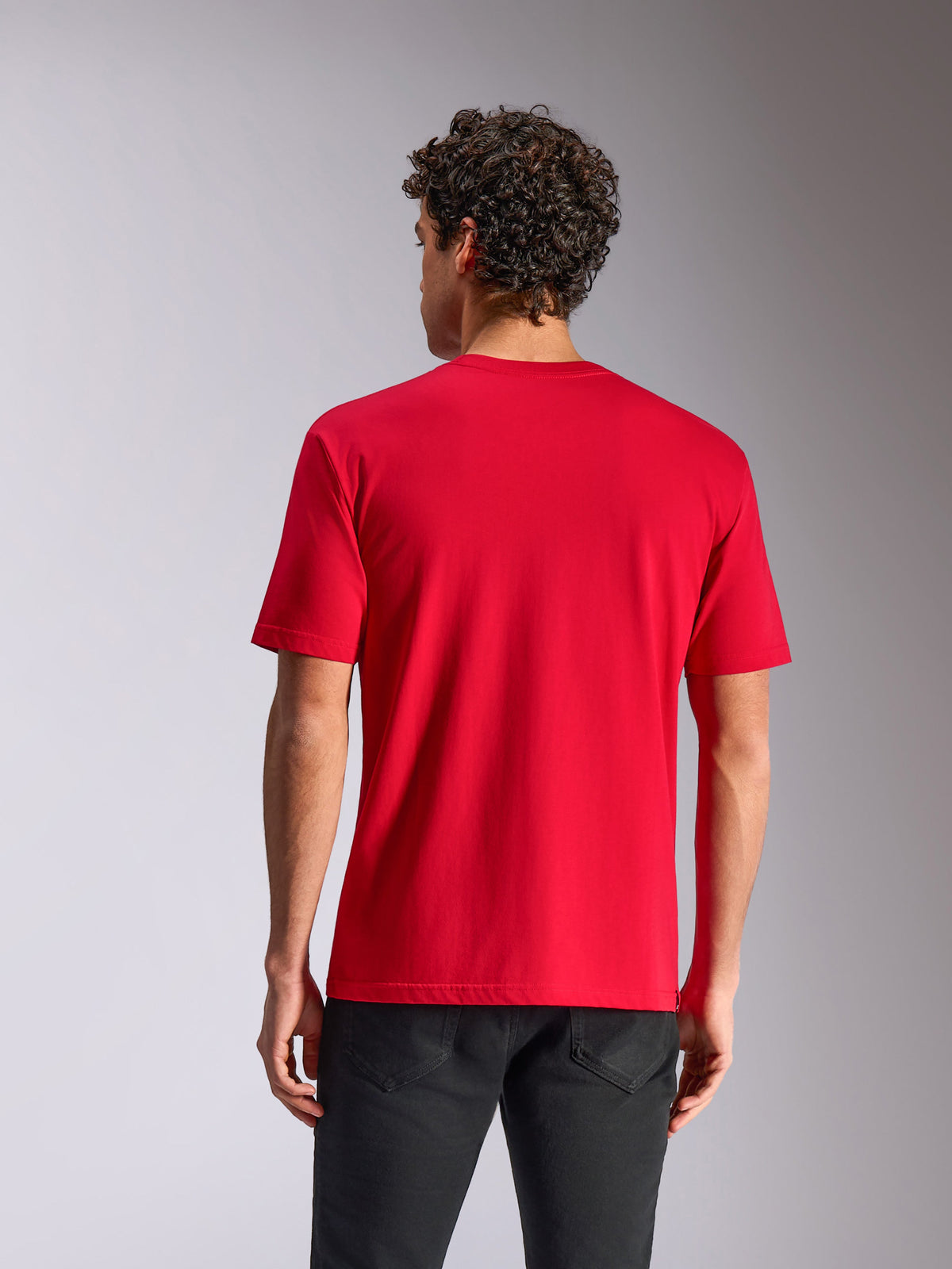 Alpinestars Ride 4.0 CSF Tee, widok z tyłu, koszulka z krótkim rękawem, czerwona, codzienna odzież streetwear inspirowana sportami motorowymi, noszona z czarnymi spodniami
