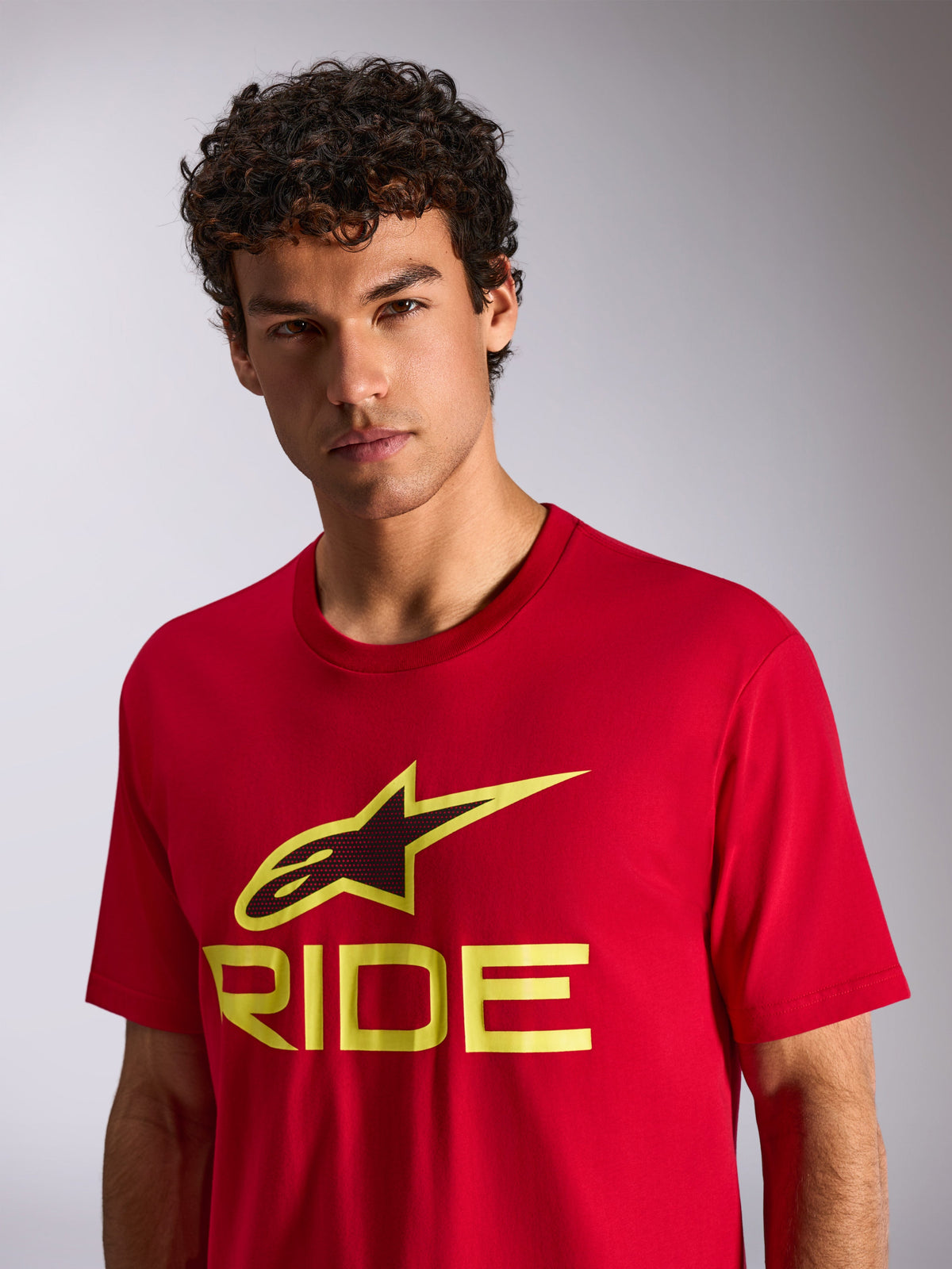 Alpinestars Ride 4.0 CSF Tee, t-shirt z krótkim rękawem, czerwona z neonowo-żółtym i czarnym logo Ride, na modelu, codzienna odzież uliczna w stylu motorsport