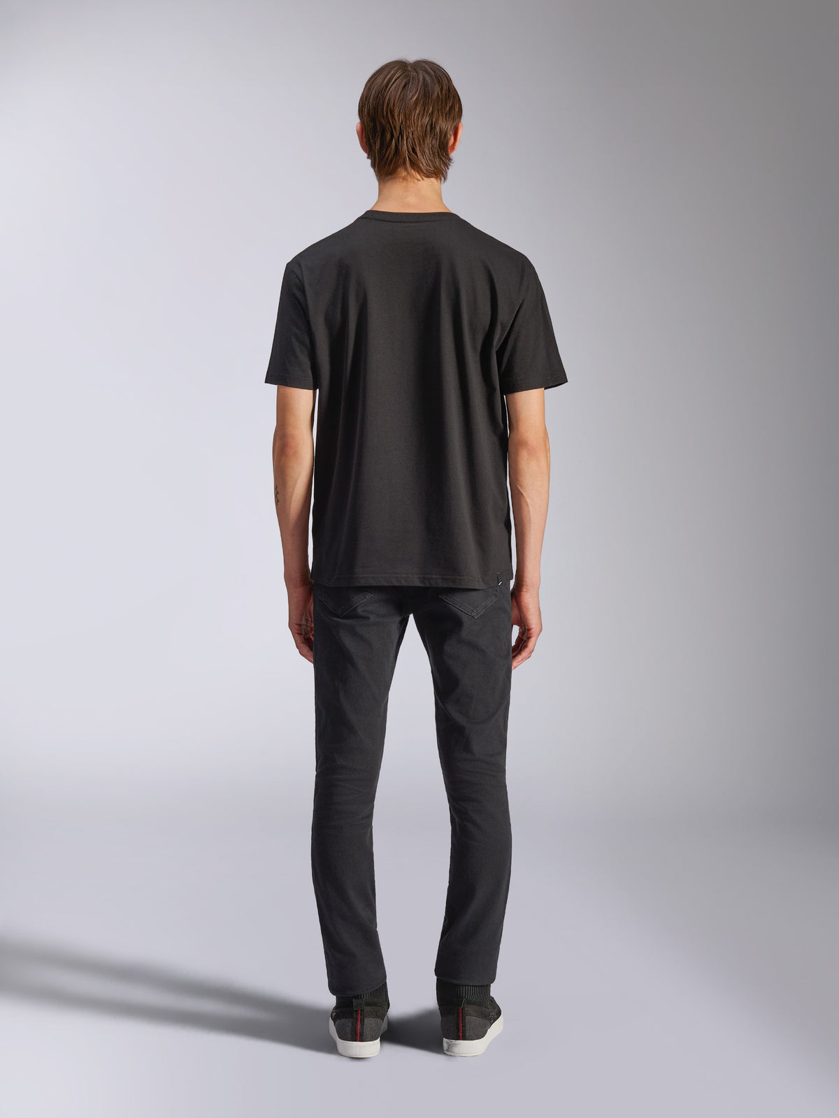 Alpinestars CSF Tee, czarna koszulka z krótkim rękawem, widok z tyłu na modelu, casualowy streetwear motorsportowy
