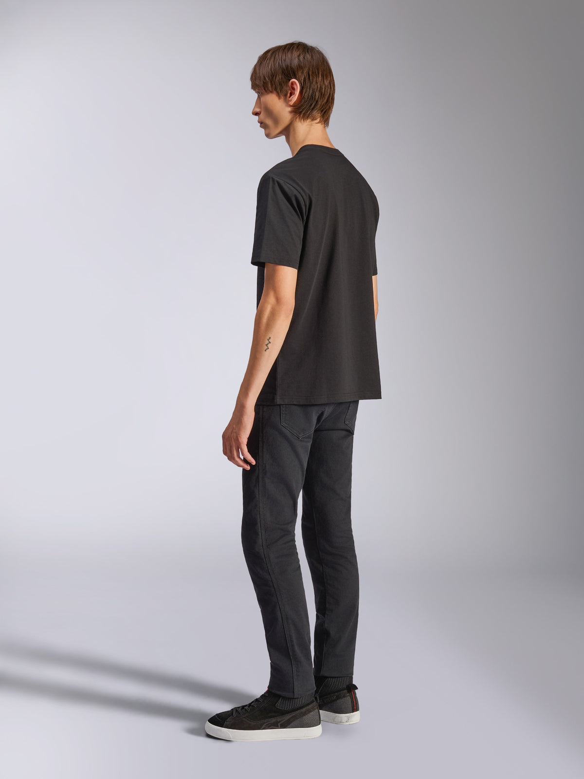 Alpinestars CSF Tee, t-shirt z krótkim rękawem, czarny, widok z profilu z tyłu, codzienna odzież typu motorsport streetwear