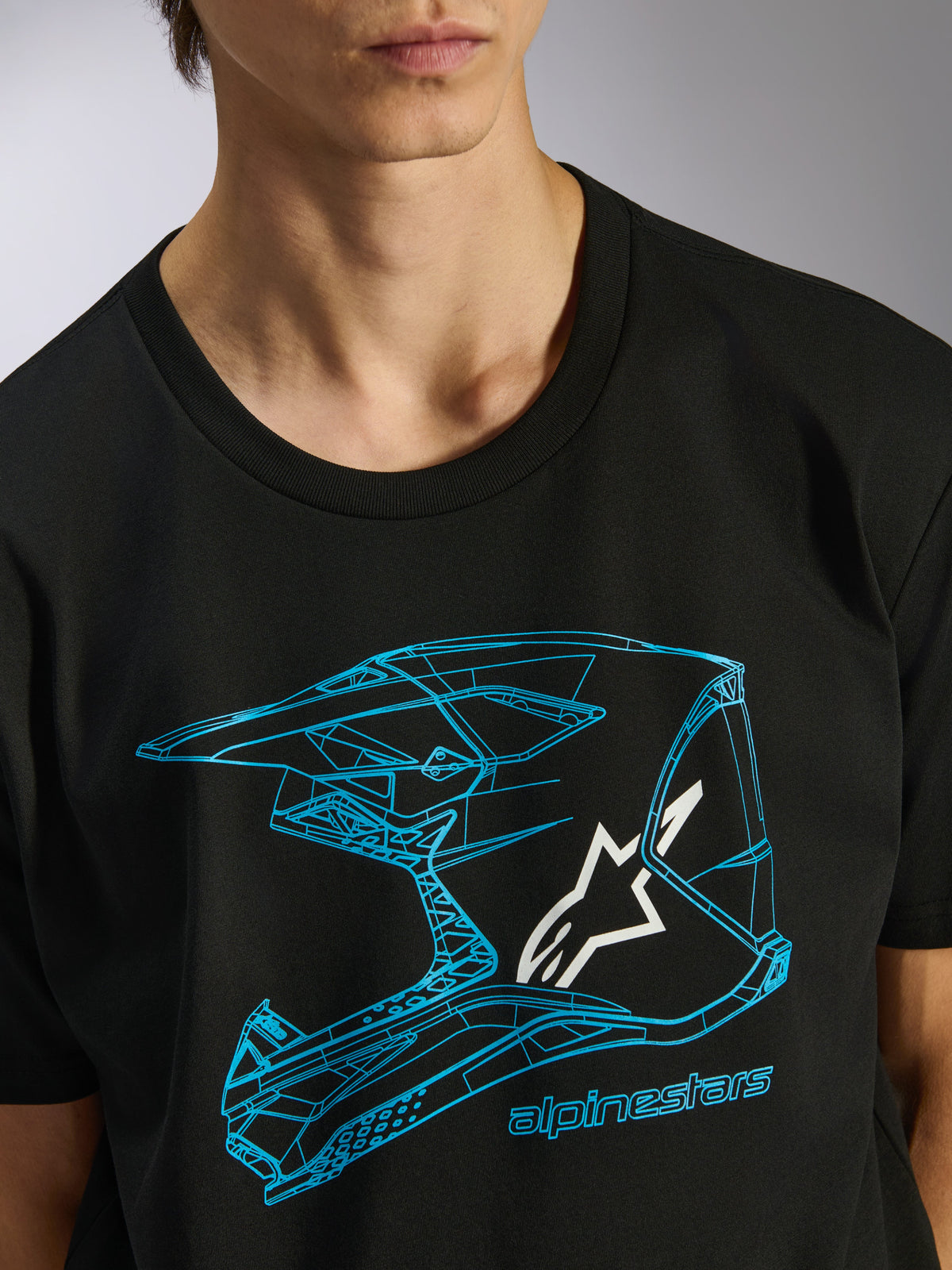 Alpinestars CSF Tee, czarna koszulka z krótkim rękawem, niebieska grafika z kaskiem motocrossowym i białym logo gwiazdy, codzienna odzież motorsportowa typu streetwear