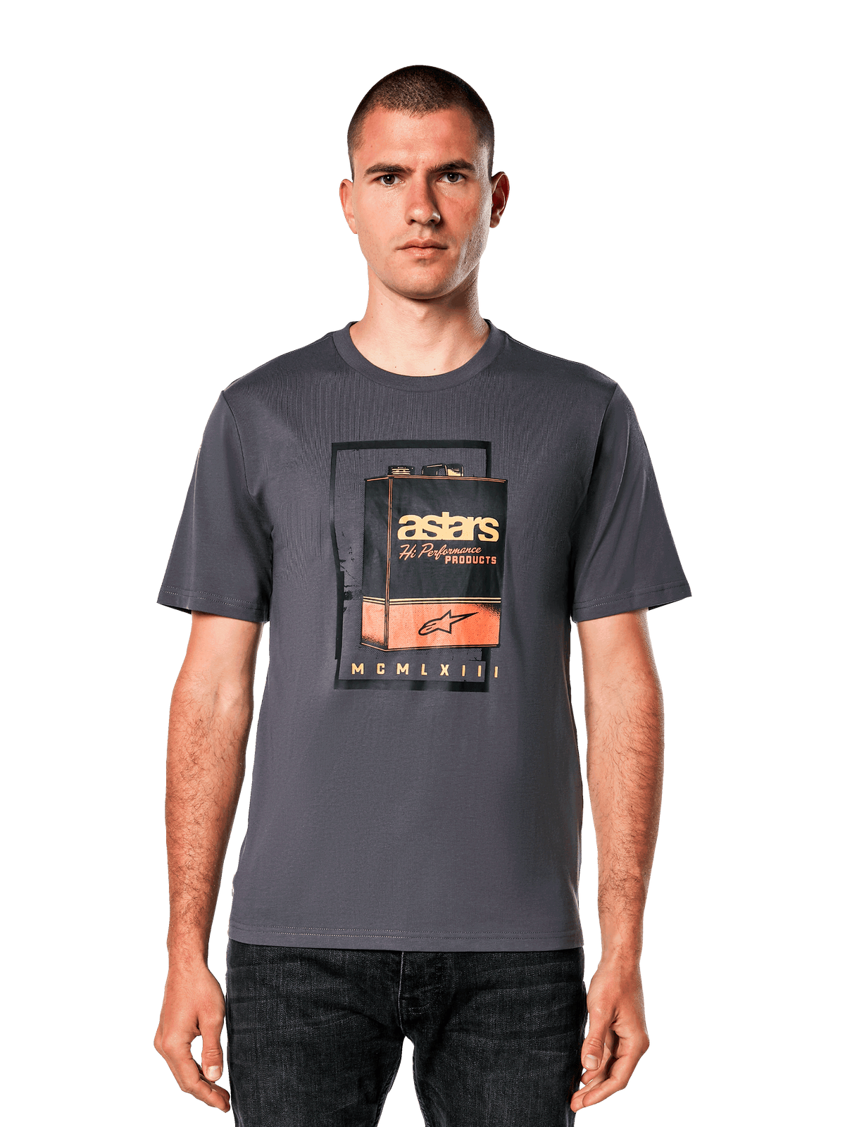Alpinestars Galun CSF Tee, ciemnoszary t-shirt z krótkim rękawem, z grafiką vintage kanistra na benzynę oraz pomarańczowym i białym brandingiem astars, codzienna odzież uliczna inspirowana sportami motorowymi