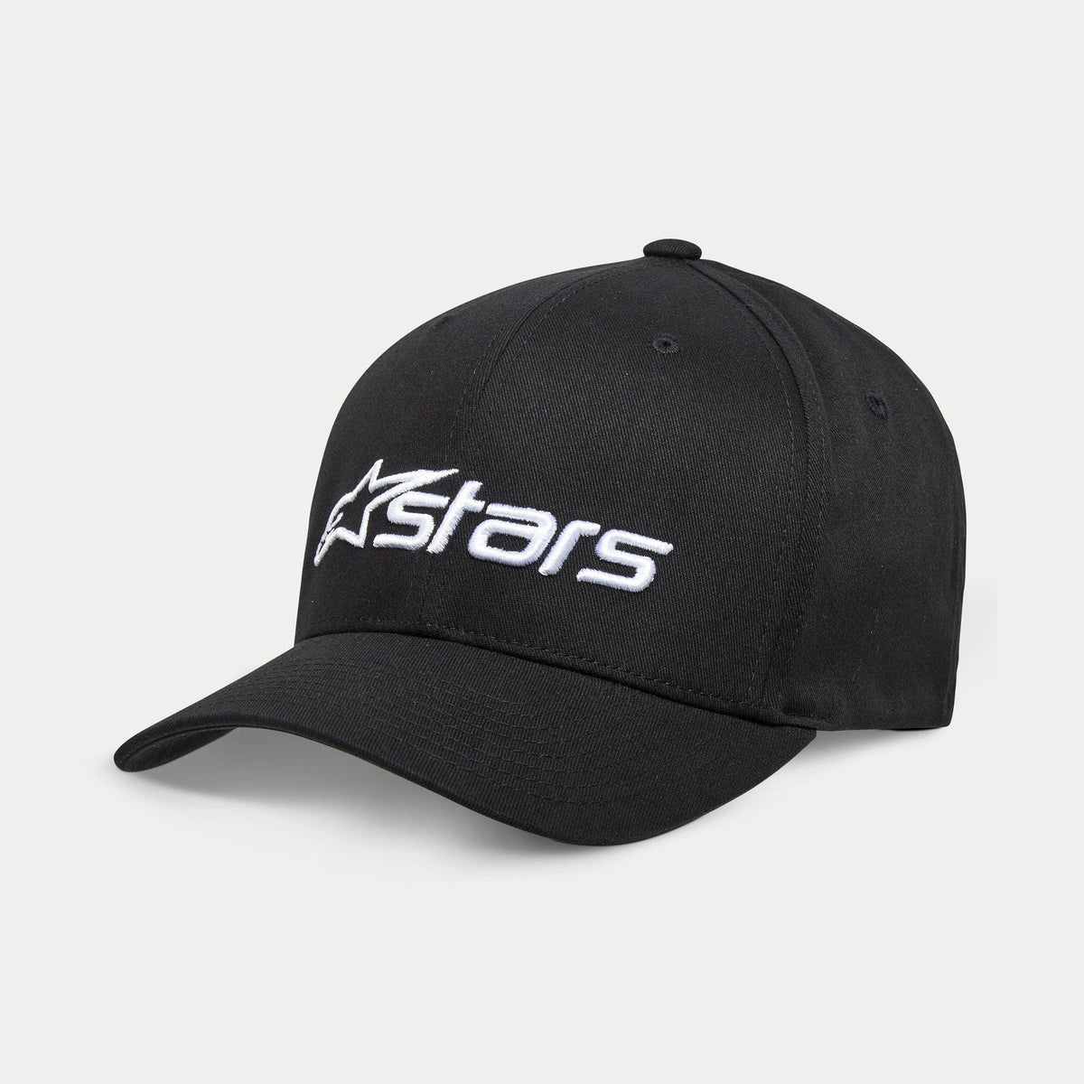 Alpinestars Blaze 2.0 Hat, czarna czapka z daszkiem, z zakrzywionym daszkiem i ustrukturyzowaną koroną, białe teksturowane logo Astars z przodu, codzienne sportowe nakrycie głowy