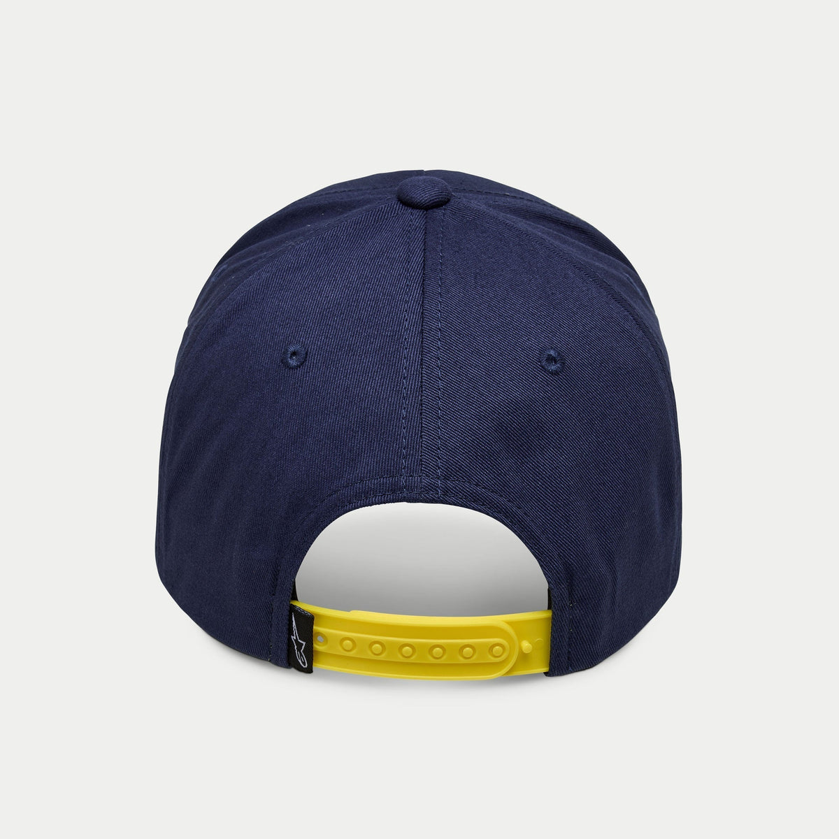 Alpinestars Par Hat, granatowa czapka typu snapback, widok z tyłu z jaskrawożółtym regulowanym paskiem i małą czarną metką z logo, usztywniona korona z bawełnianego twillu, sportowe nakrycie głowy