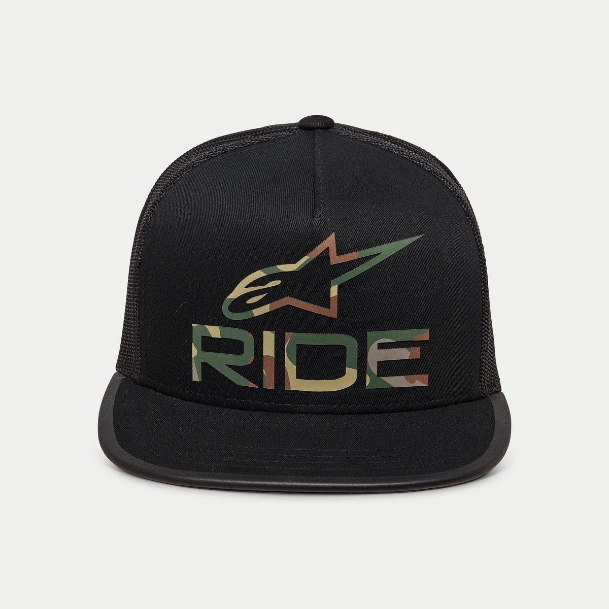 Alpinestars Ride 4.0 Camo Trucker Hat, czarna czapka z daszkiem typu trucker, logo i napis „RIDE” w motywie camo, usztywniona korona, płaski daszek, czarna siateczka z tyłu, sportowy styl