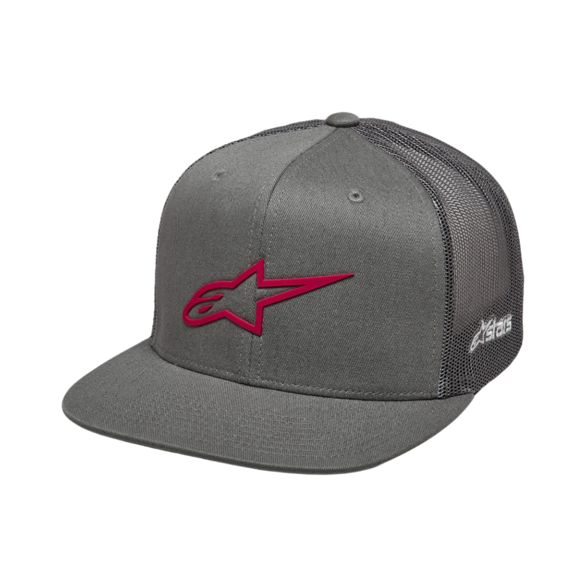 Alpinestars 3D Ageless Trucker Hat, szaro-czerwona, płaski daszek ze sztywną koroną, przód z tkaniny twill i tył z siatki, z wyraźnym czerwonym haftowanym logo 3D z przodu i białym logo z boku, codzienne nakrycie głowy w stylu motorsport