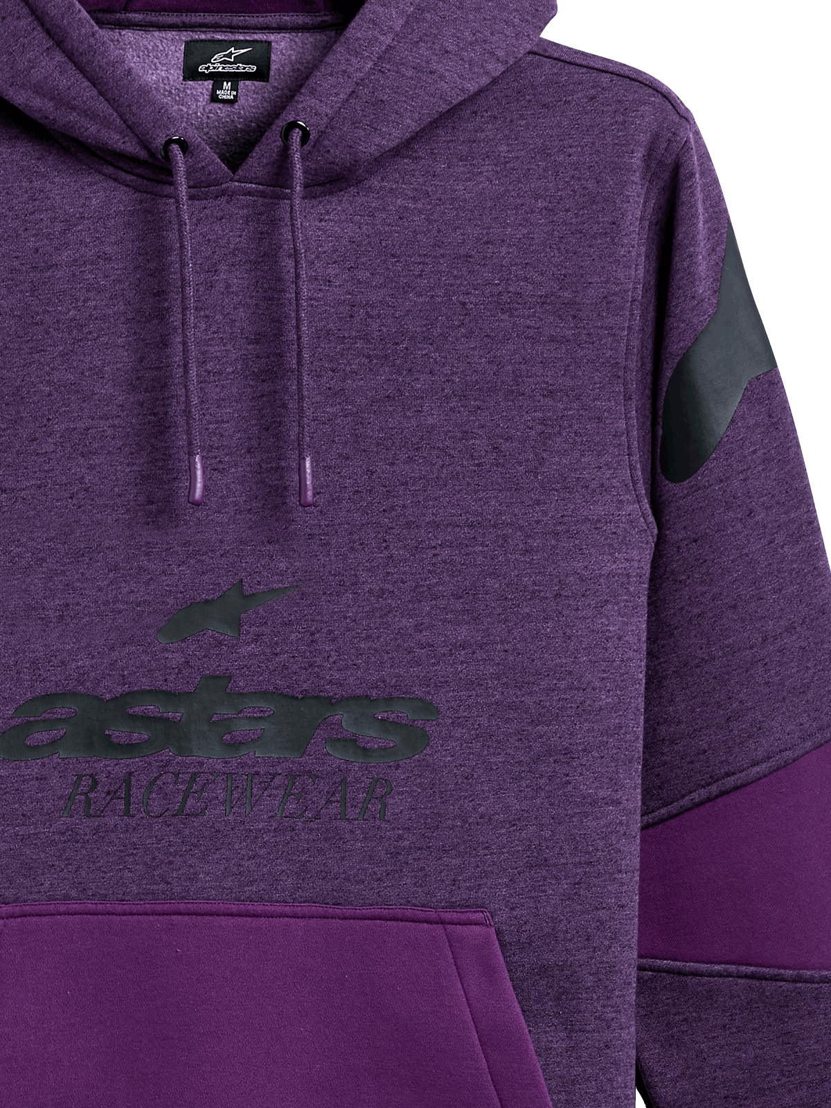Alpinestars Perpetuate Hoodie, fioletowa bluza z kapturem z melanżu, czarna grafika astars RACEWEAR na piersi, czarne logo na ramieniu, wstawki z jednolitych fioletowych paneli, kaptur ze sznurkiem z powlekanymi końcówkami, codzienny design inspirowany sportami motorowymi