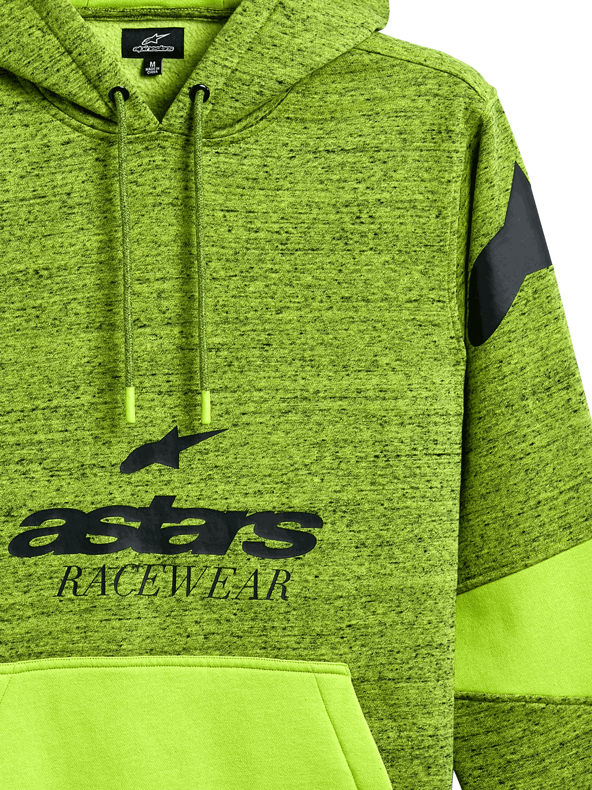 Alpinestars Perpetuate Hoodie, limonowa bluza z kapturem typu melanż, czarna grafika „astars RACEWEAR”, jednolita limonowa kieszeń kangurka z blokowaniem tkaniny, kaptur ze sznurkiem, logo na ramieniu, codzienna odzież sportowa inspirowana motorsportem.