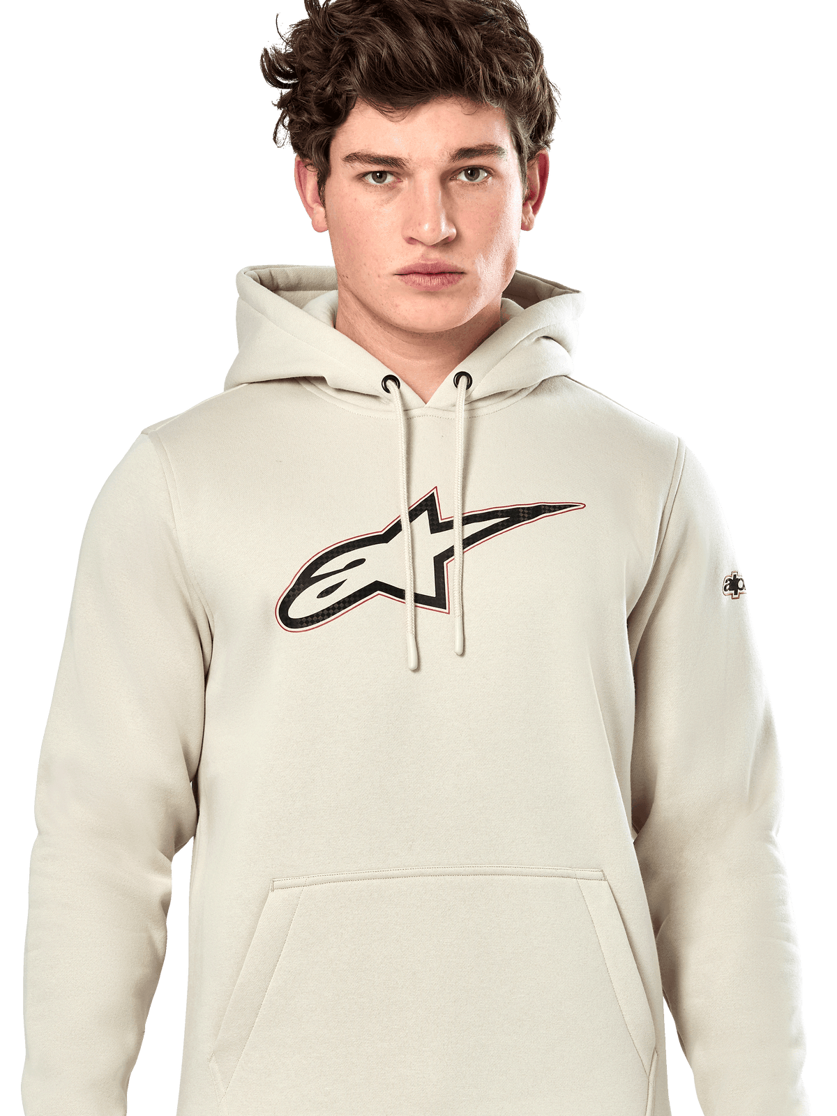 Alpinestars Insignia Hoodie, codzienna bluza z kapturem typu pullover, kolor złamanej bieli (Off White) z logo o wyglądzie włókna węglowego na piersi i czerwonym konturem, kaptur ze sznurkami i kieszeń kangurka, noszona przez modela, design inspirowany sportami motorowymi