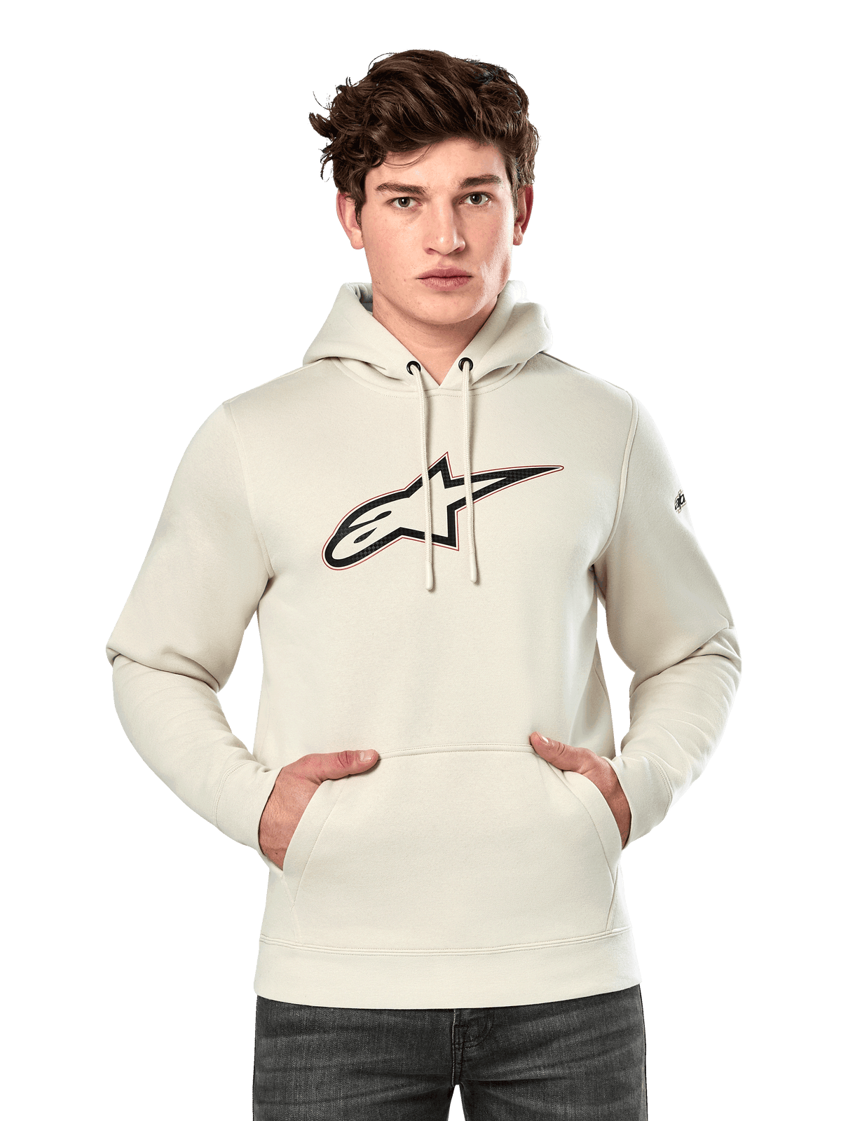 Alpinestars Insignia Hoodie, polarowa bluza w kolorze złamanej bieli, model męski w bluzie z dużym logo o wyglądzie włókna węglowego z czerwoną obwódką na piersi, kieszeń kangurka, kaptur ze sznurkiem, casualowy styl streetwear inspirowany motorsportem