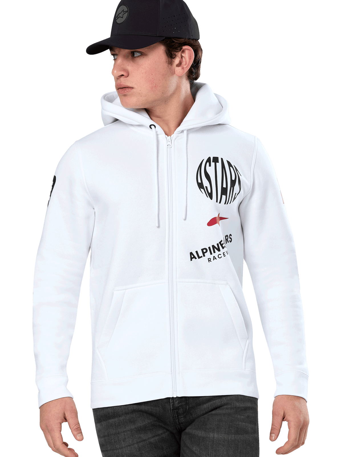 Alpinestars Variegate Hoodie, biała bluza z kapturem na zamek, czarne i czerwone grafiki wyścigowe ASTARS, noszona przez modela w czarnej czapce i ciemnych dżinsach, casualowy styl motorsport streetwear, kieszeń kangurka i kaptur ze sznurkiem
