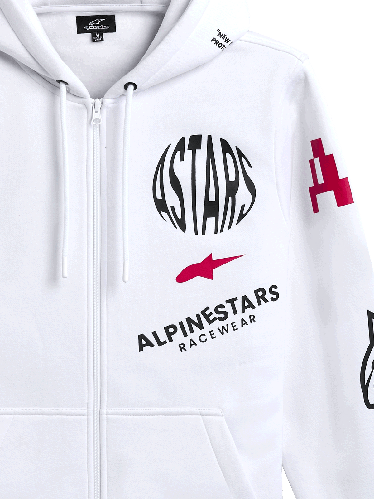 Bluza z kapturem Alpinestars Variegate, biała polarowa bluza zapinana na zamek z przodu, z okrągłym czarnym logo ASTARS, czerwonym symbolem gwiazdy i brandingiem Alpinestars Racewear na piersi, codzienna odzież uliczna w stylu motorsportowym