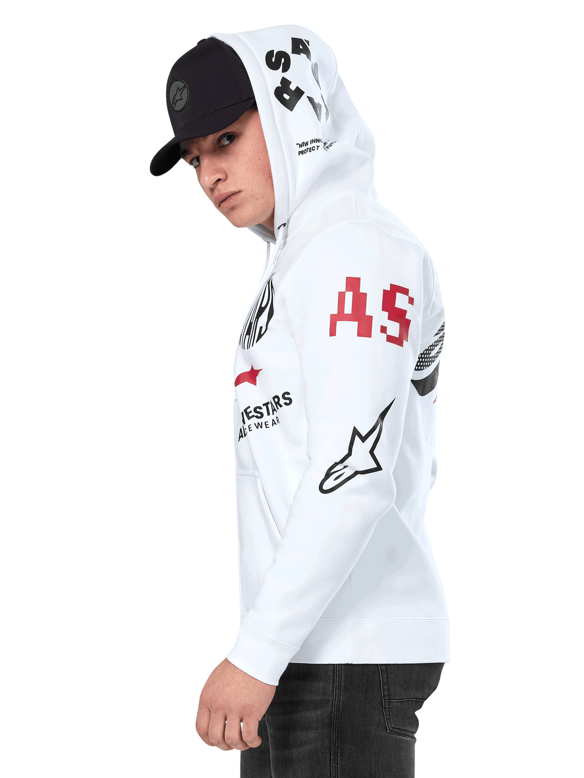 Alpinestars Variegate Hoodie, biała polarowa bluza z zamkiem z przodu, grafiki z wieloma logo na rękawach i kapturze, czerwony napis „AS” i czarne logo gwiazdy, noszona przez mężczyznę w czarnej czapce, codzienna odzież uliczna w stylu motorsport