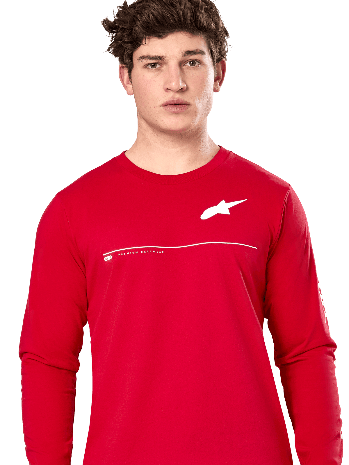 Alpinestars Committed CSF Tee, koszulka z długim rękawem, czerwona, białe logo Astars na klatce piersiowej z poziomą linią i napisem „Premium Racewear”, prezentowana na modelu, codzienna odzież uliczna inspirowana sportami motorowymi