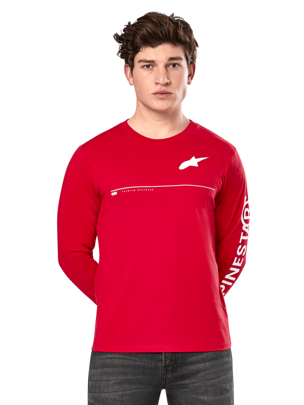 Alpinestars Committed CSF Long Sleeve Tee, czerwona koszulka z długim rękawem prezentowana na modelu, białe logo Astars na piersi, grafika Alpinestars na rękawie, biała pozioma linia, casualowy streetwear inspirowany motorsportem