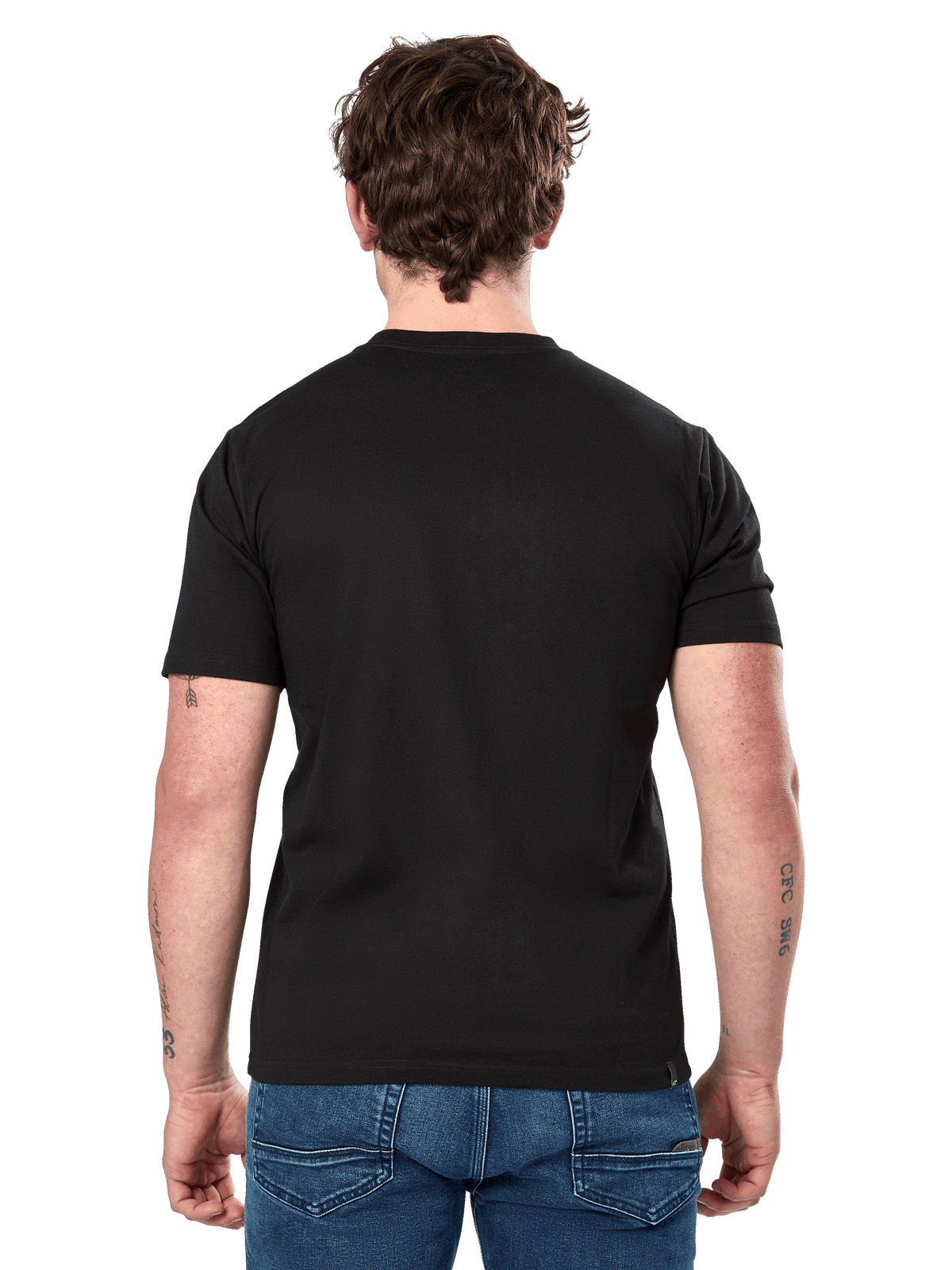 Alpinestars Cereal CSF Tee, koszulka z krótkim rękawem, czarna, widok z tyłu, noszona z niebieskimi dżinsami, codzienna odzież uliczna inspirowana sportami motorowymi