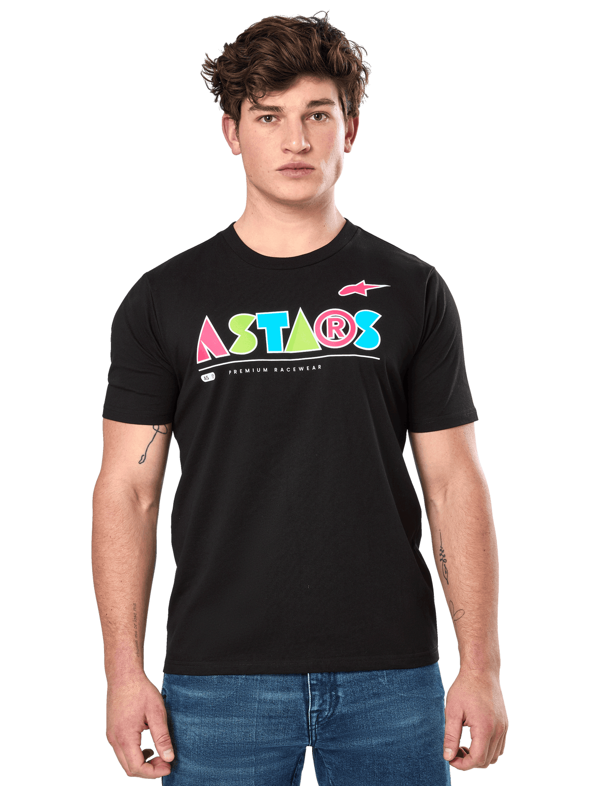 Alpinestars Cereal CSF Tee, czarna koszulka z krótkim rękawem, noszona przez modela, kolorowe geometryczne logo ASTARS z napisem Premium Racewear, casualowy motorsportowy streetwear