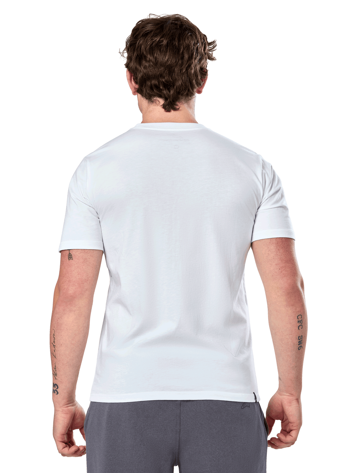 Alpinestars Geografica CSF Tee, biała koszulka z krótkim rękawem, widok z tyłu, model w szarych spodniach, casualowy motorsportowy streetwear