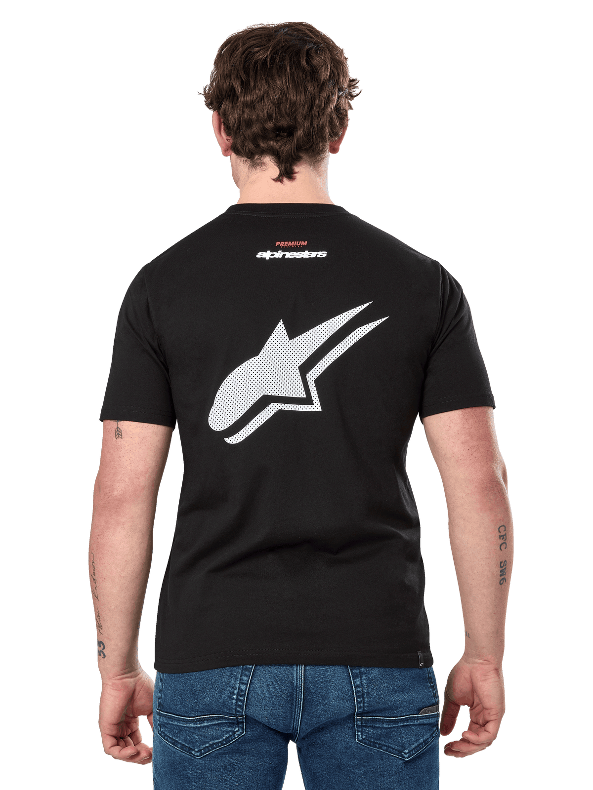 Alpinestars Formulate CSF Tee, koszulka z krótkim rękawem, czarna, widok z tyłu przedstawiający duże białe perforowane logo Astars i małe logo Alpinestars, sportowa odzież codzienna inspirowana motorsportem