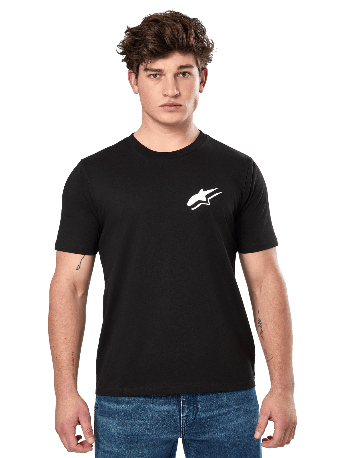 Alpinestars Formulate CSF Tee, czarna koszulka z krótkim rękawem, prezentowana przez modela w niebieskich dżinsach, z białym logo Astars na piersi, codzienna odzież lifestylowa inspirowana sportami motorowymi